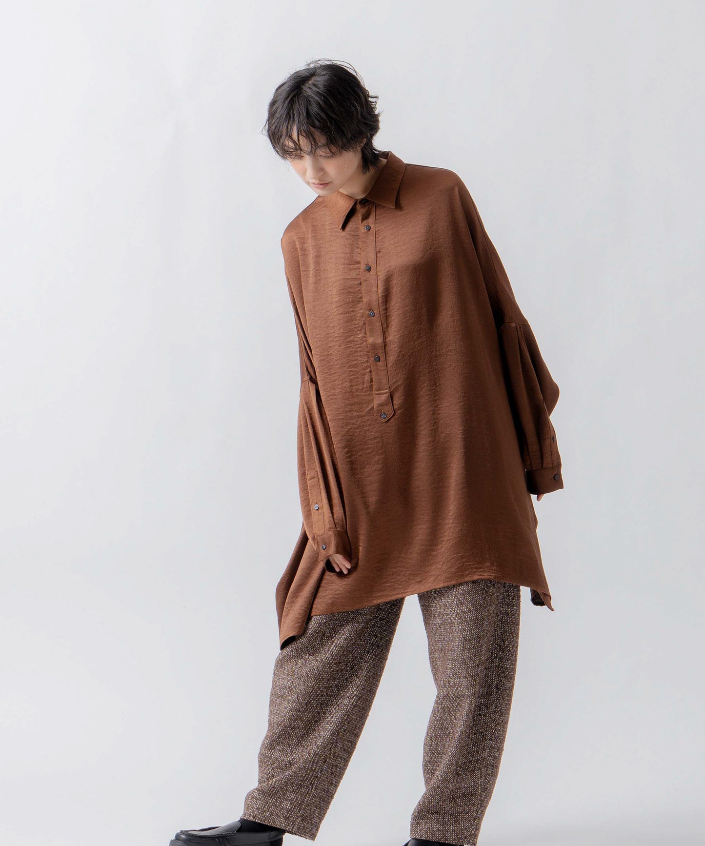 wide satin shirt / WHT26FBL4104