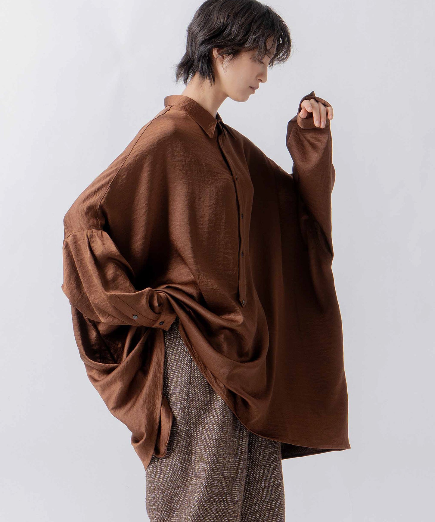 wide satin shirt / WHT26FBL4104