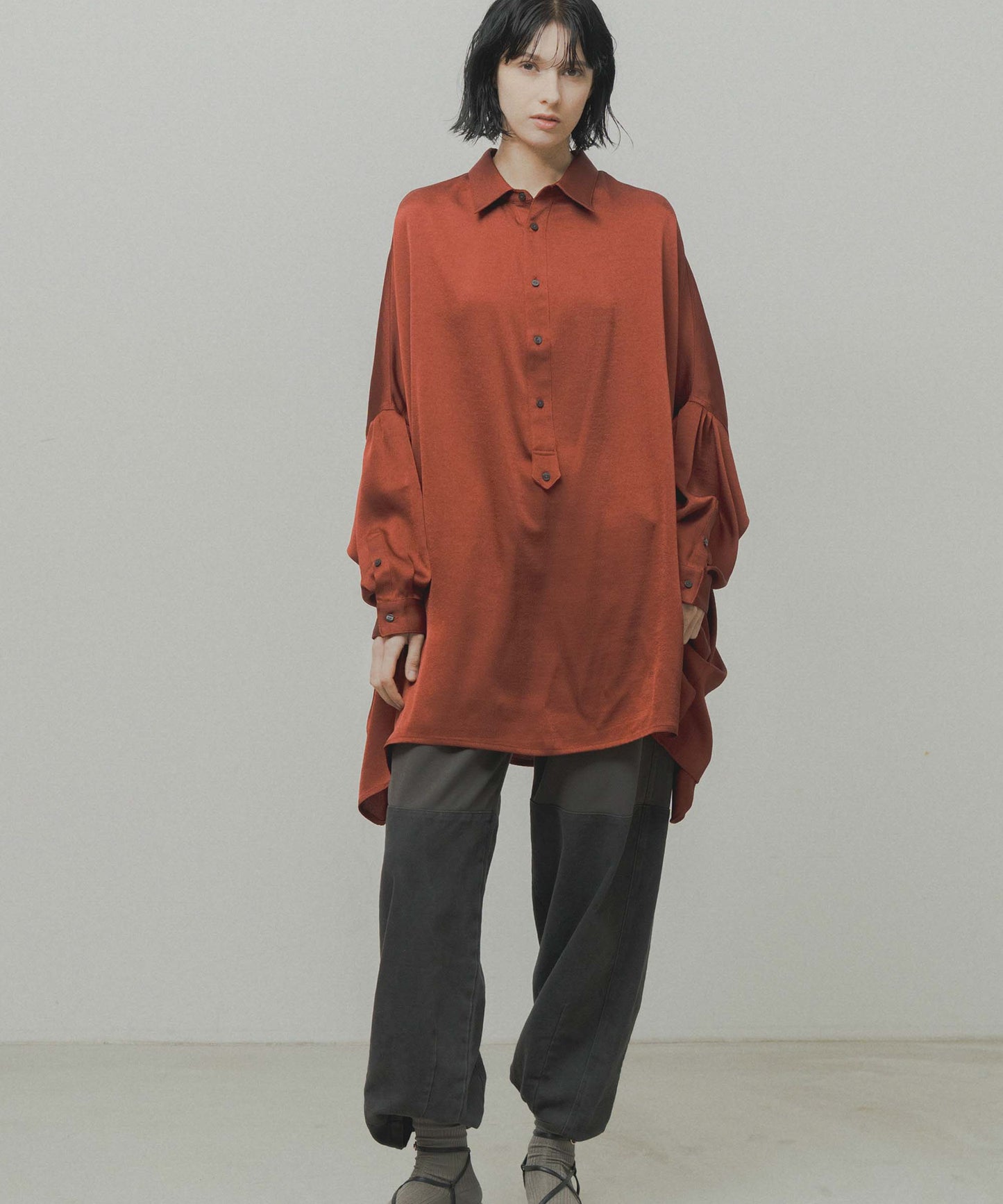 wide satin shirt / WHT26FBL4104