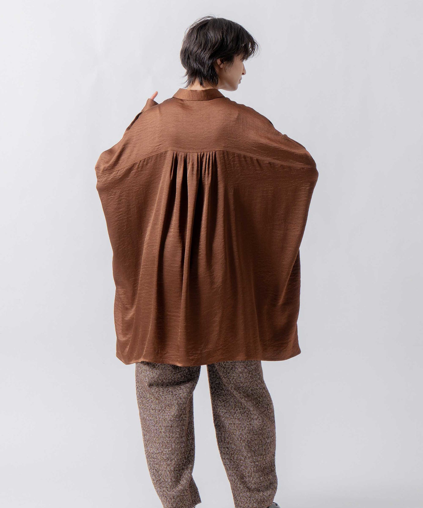 wide satin shirt / WHT26FBL4104