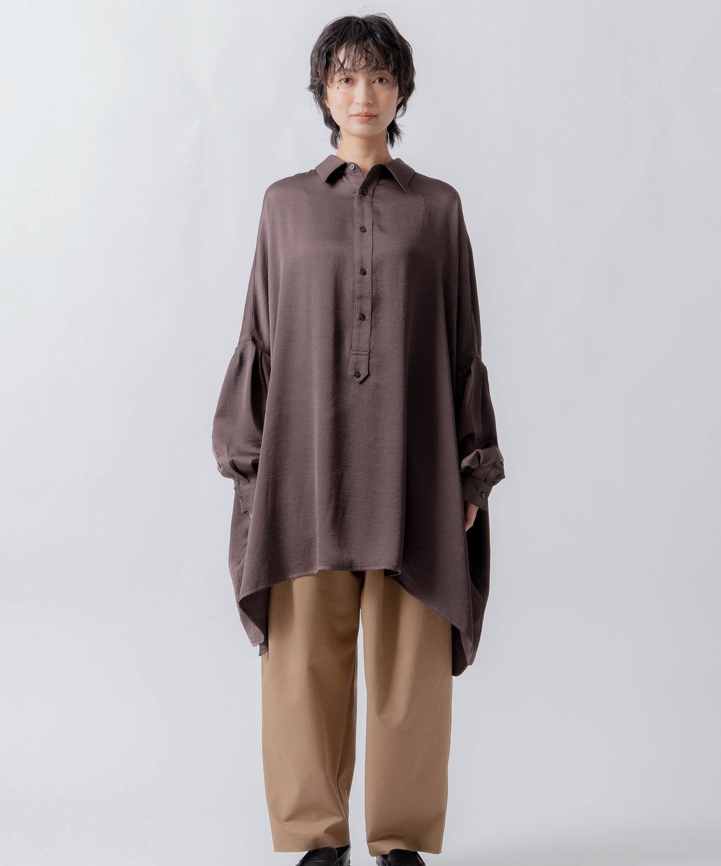 wide satin shirt / WHT26FBL4104
