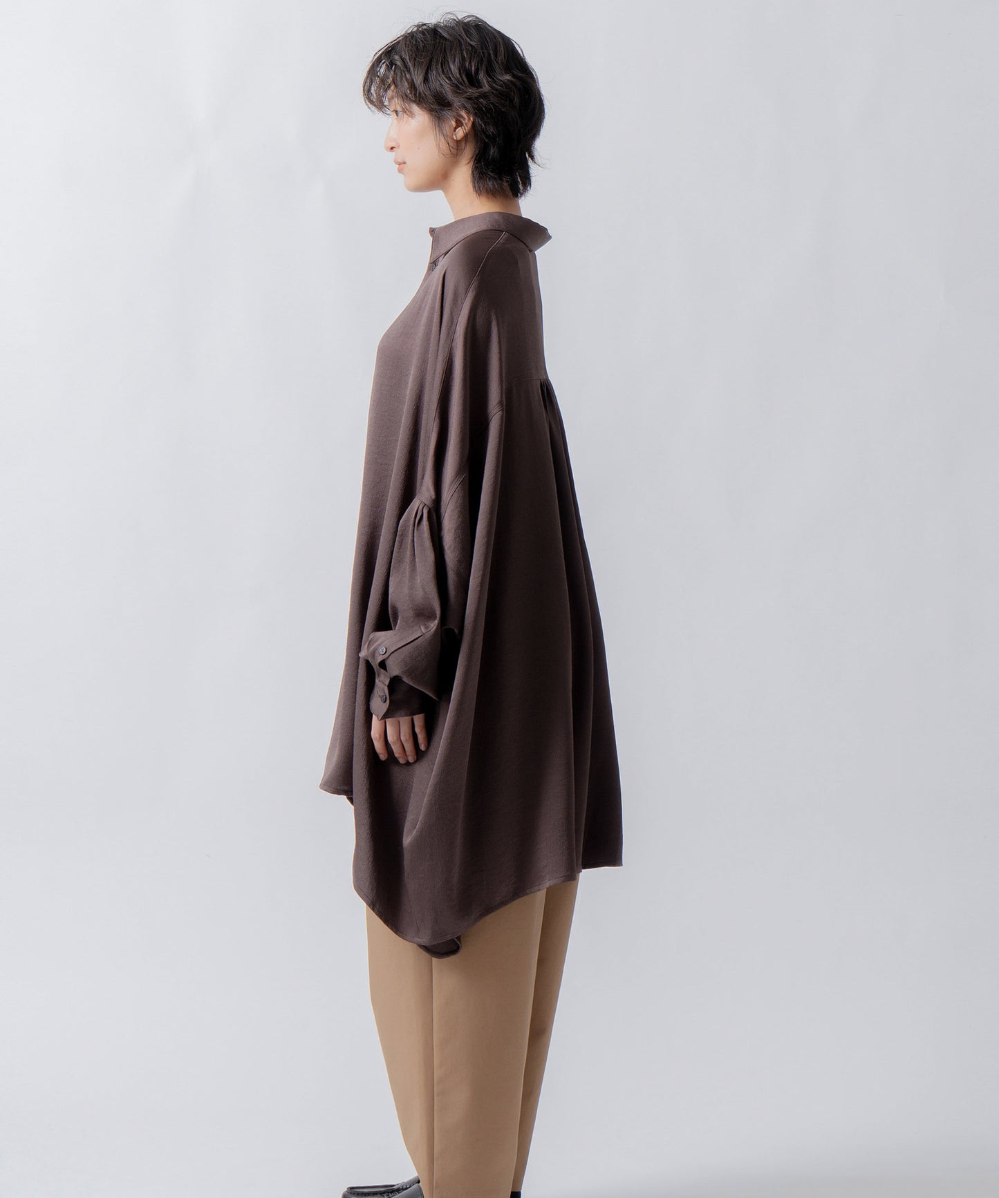 wide satin shirt / WHT26FBL4104