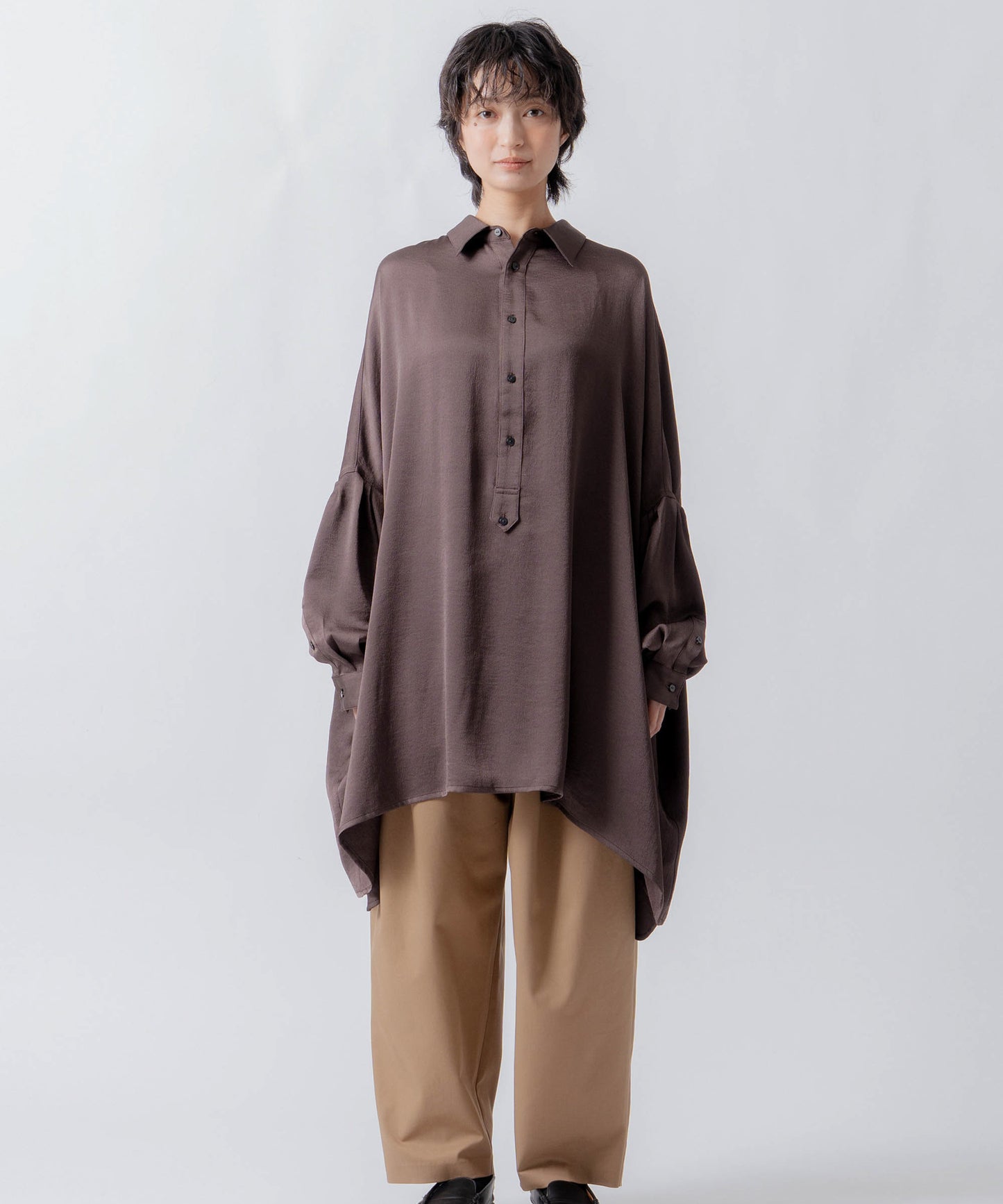 wide satin shirt / WHT26FBL4104