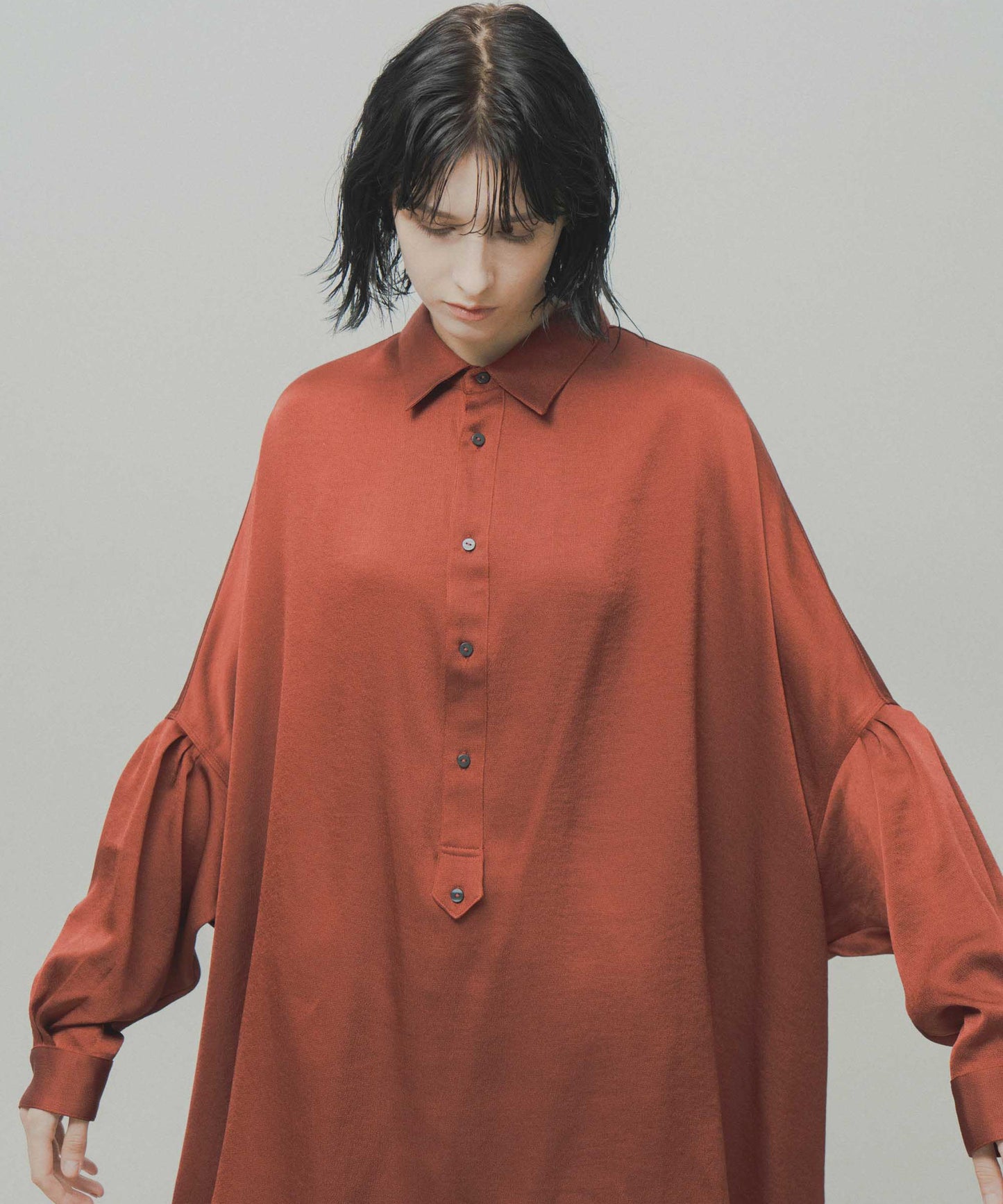 wide satin shirt / WHT26FBL4104