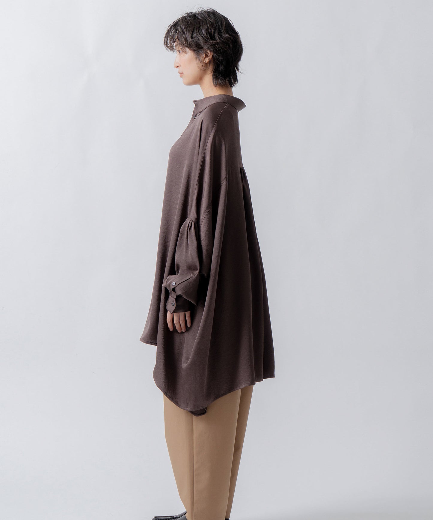 wide satin shirt / WHT26FBL4104