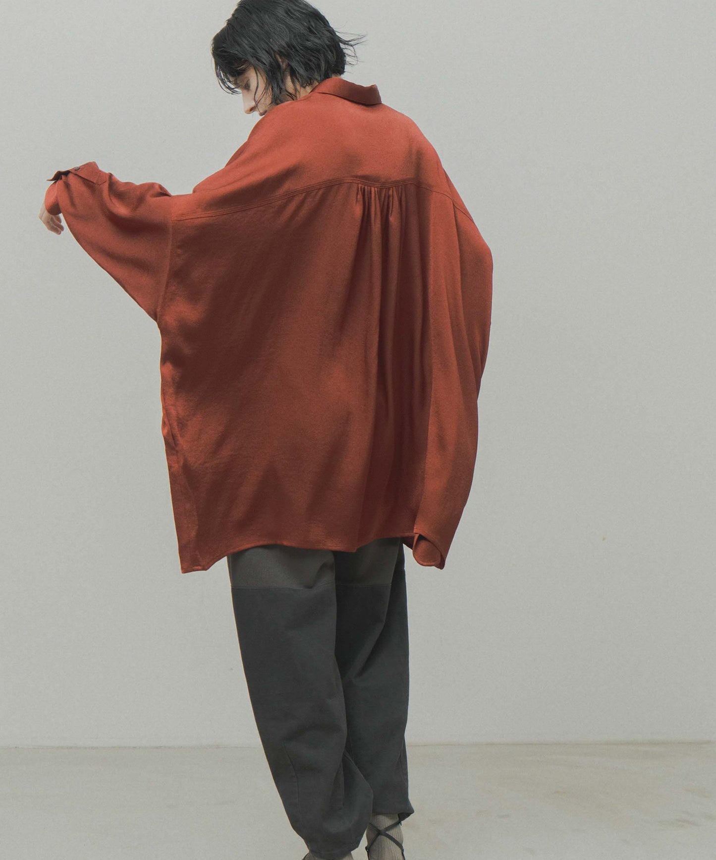 wide satin shirt / WHT26FBL4104