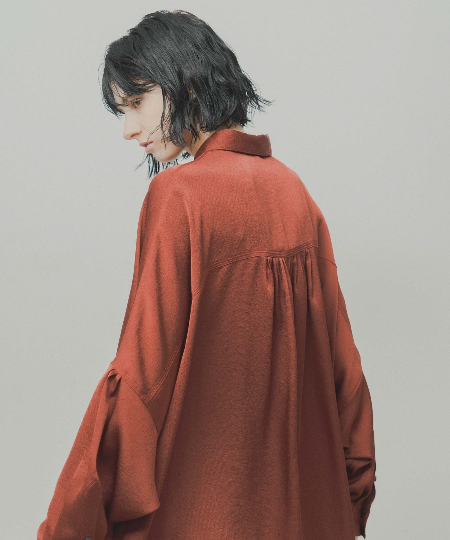 wide satin shirt / WHT26FBL4104