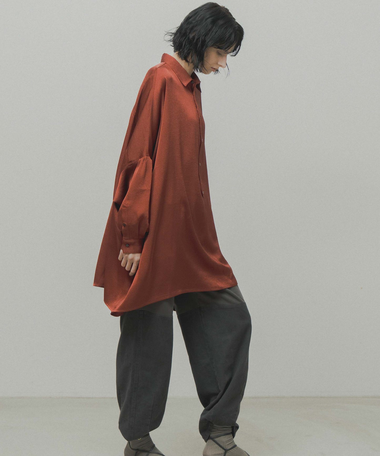 wide satin shirt / WHT26FBL4104