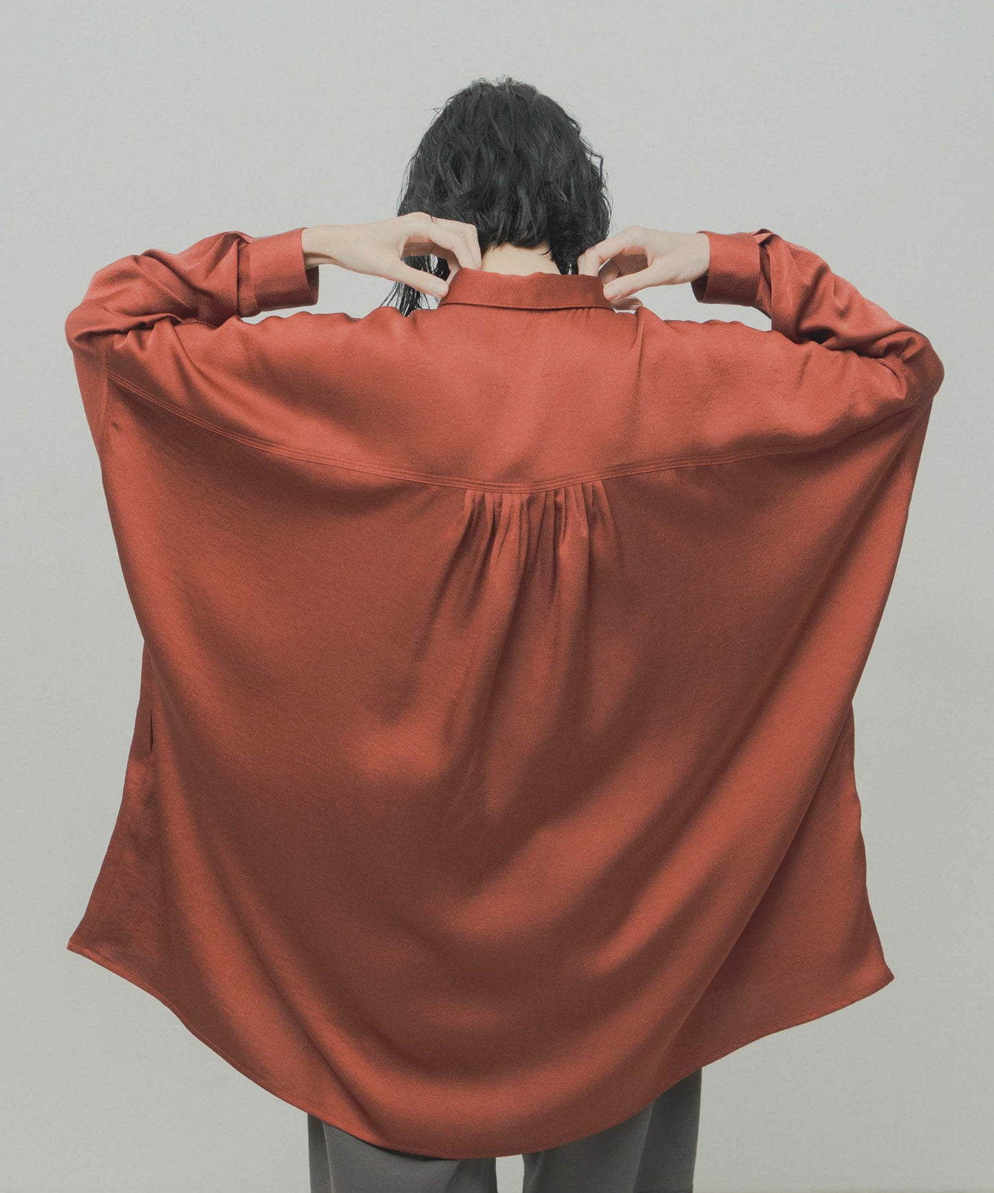 wide satin shirt / WHT26FBL4104