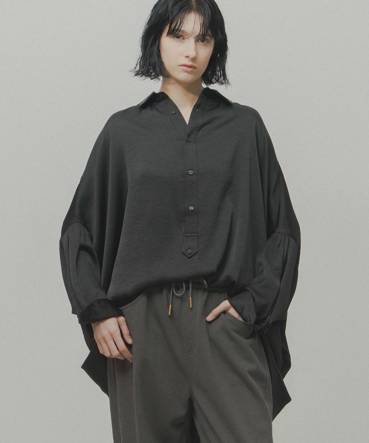 wide satin shirt / WHT26FBL4104