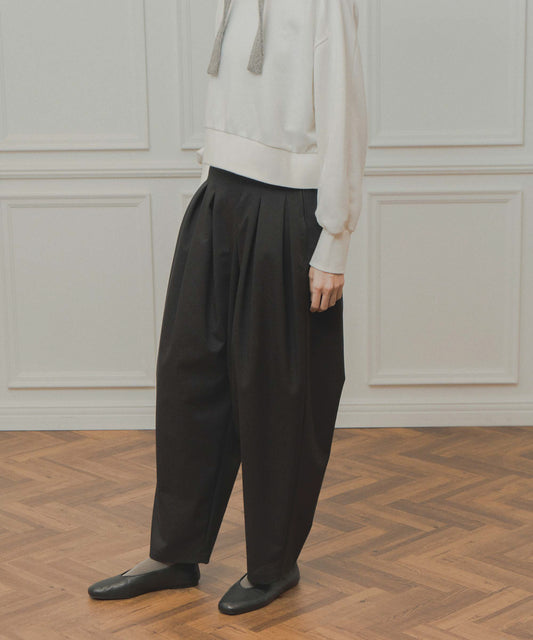 tuck design tapered pants / WHT26FPT4076