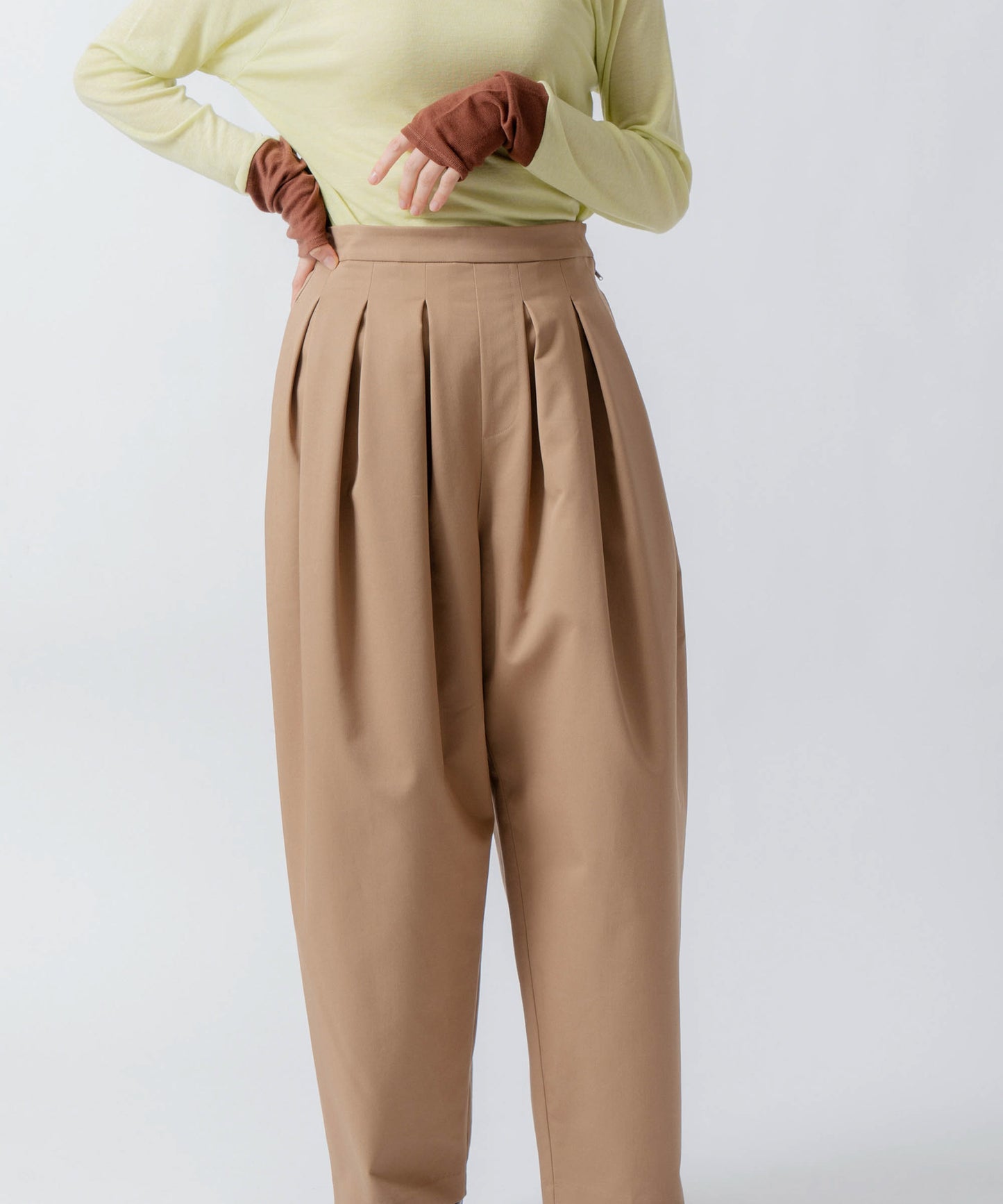 tuck design tapered pants / WHT26FPT4076
