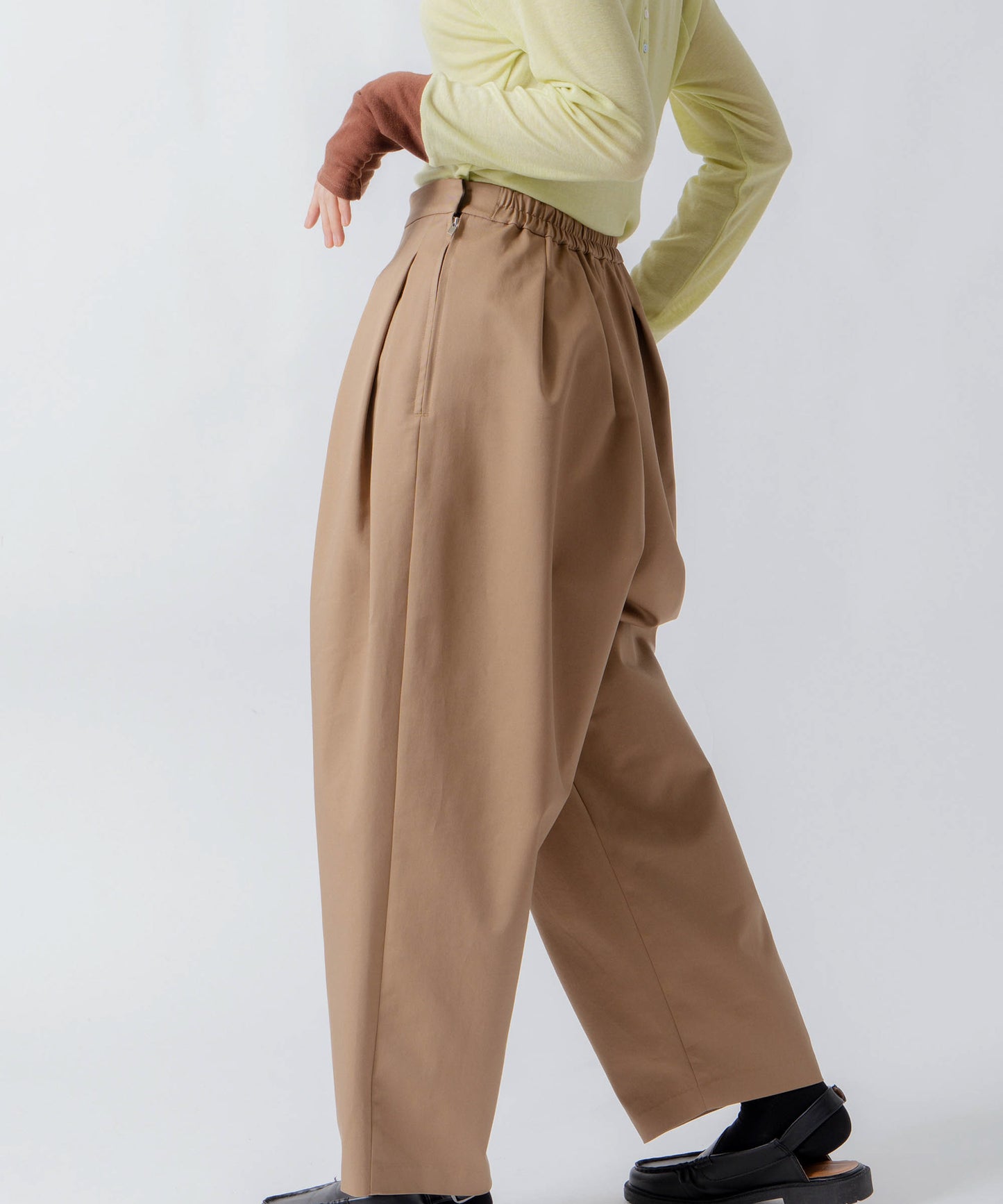 tuck design tapered pants / WHT26FPT4076