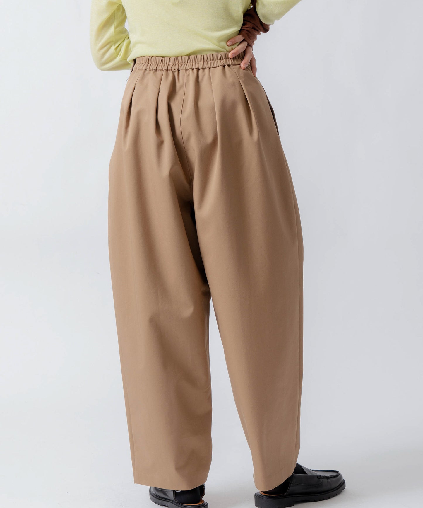 tuck design tapered pants / WHT26FPT4076