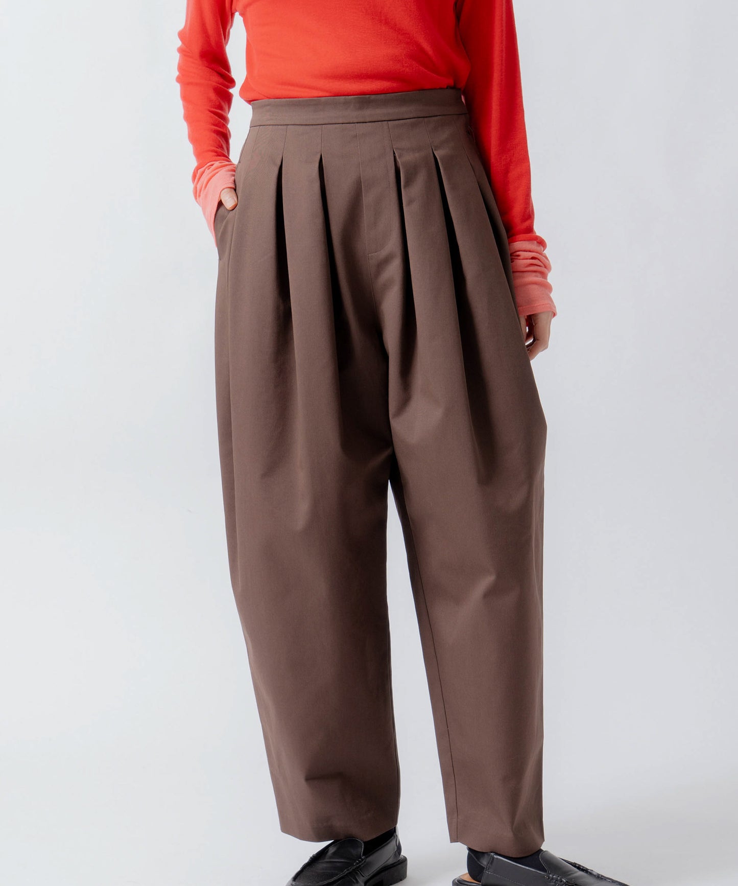 tuck design tapered pants / WHT26FPT4076