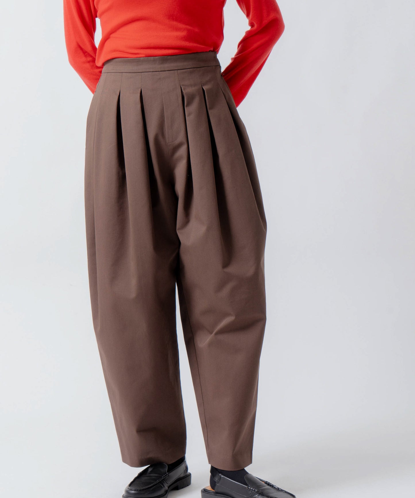 tuck design tapered pants / WHT26FPT4076