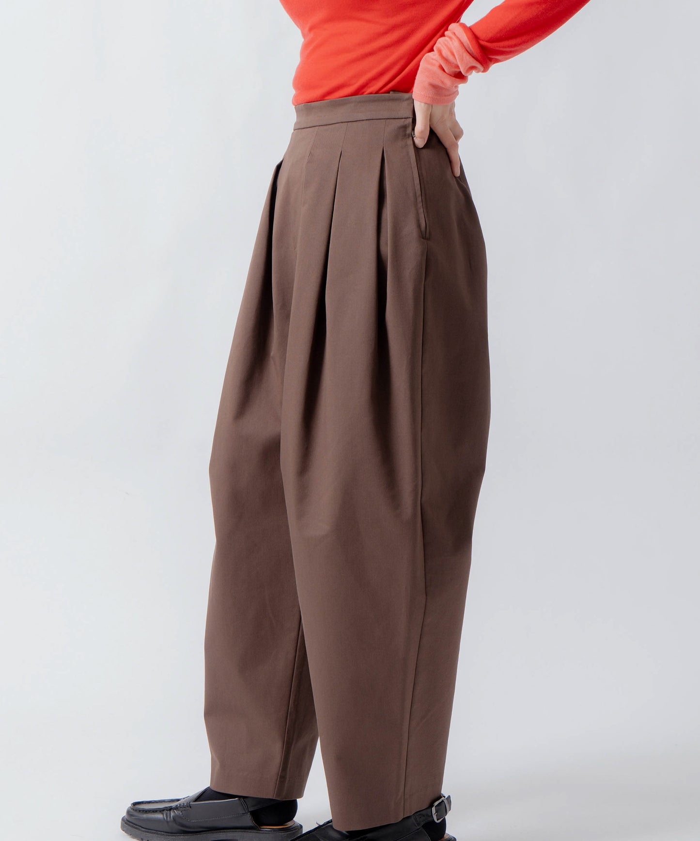 tuck design tapered pants / WHT26FPT4076