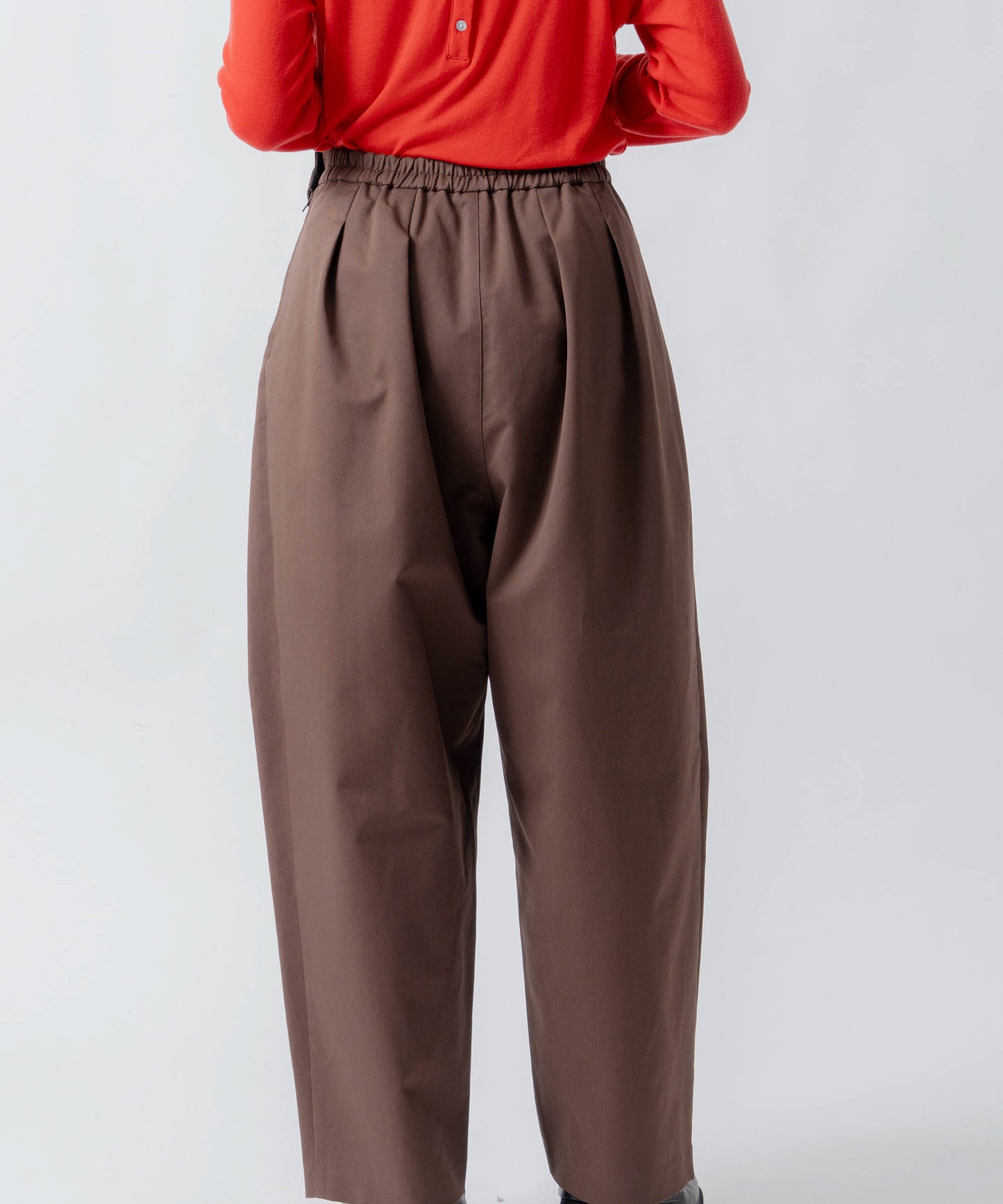 tuck design tapered pants / WHT26FPT4076