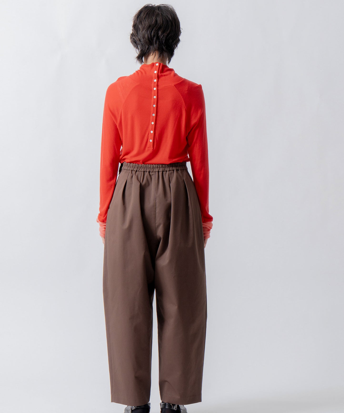 tuck design tapered pants / WHT26FPT4076