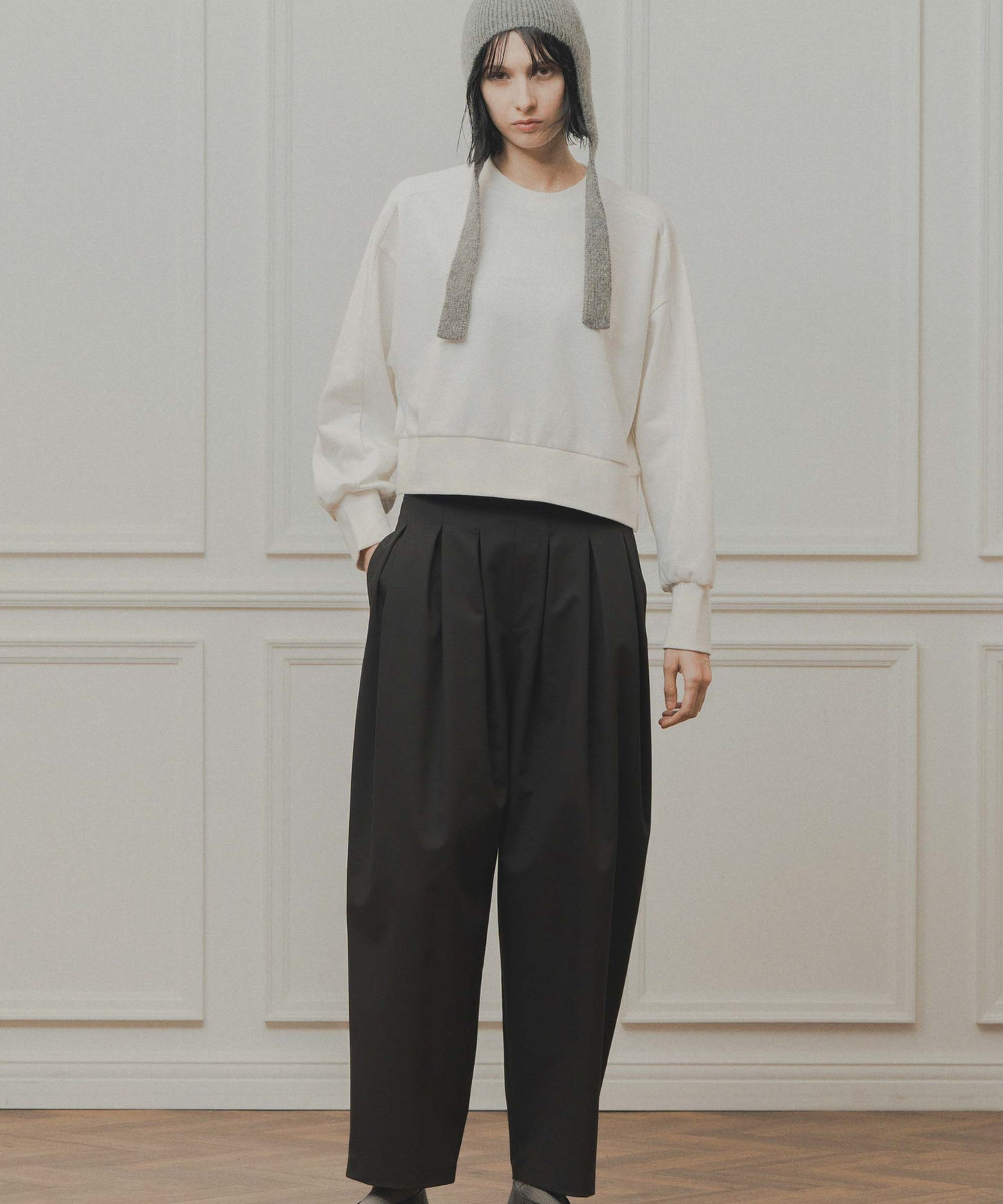 tuck design tapered pants / WHT26FPT4076