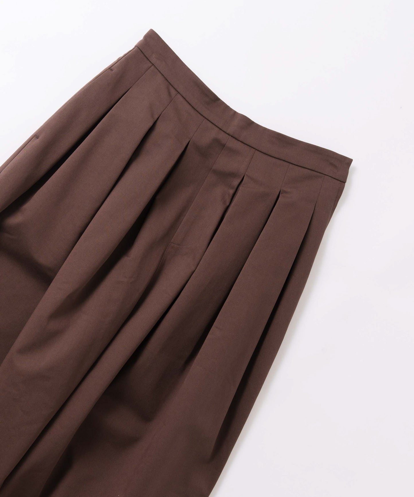 tuck design tapered pants / WHT26FPT4076