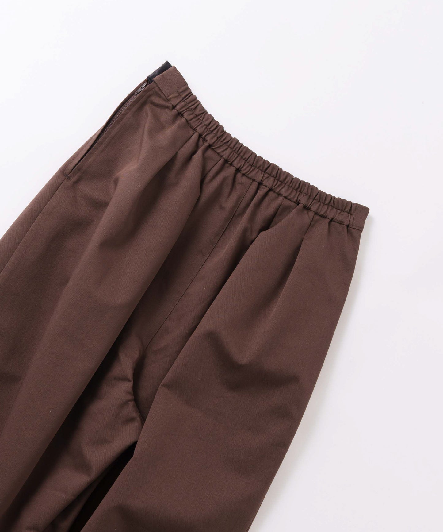 tuck design tapered pants / WHT26FPT4076