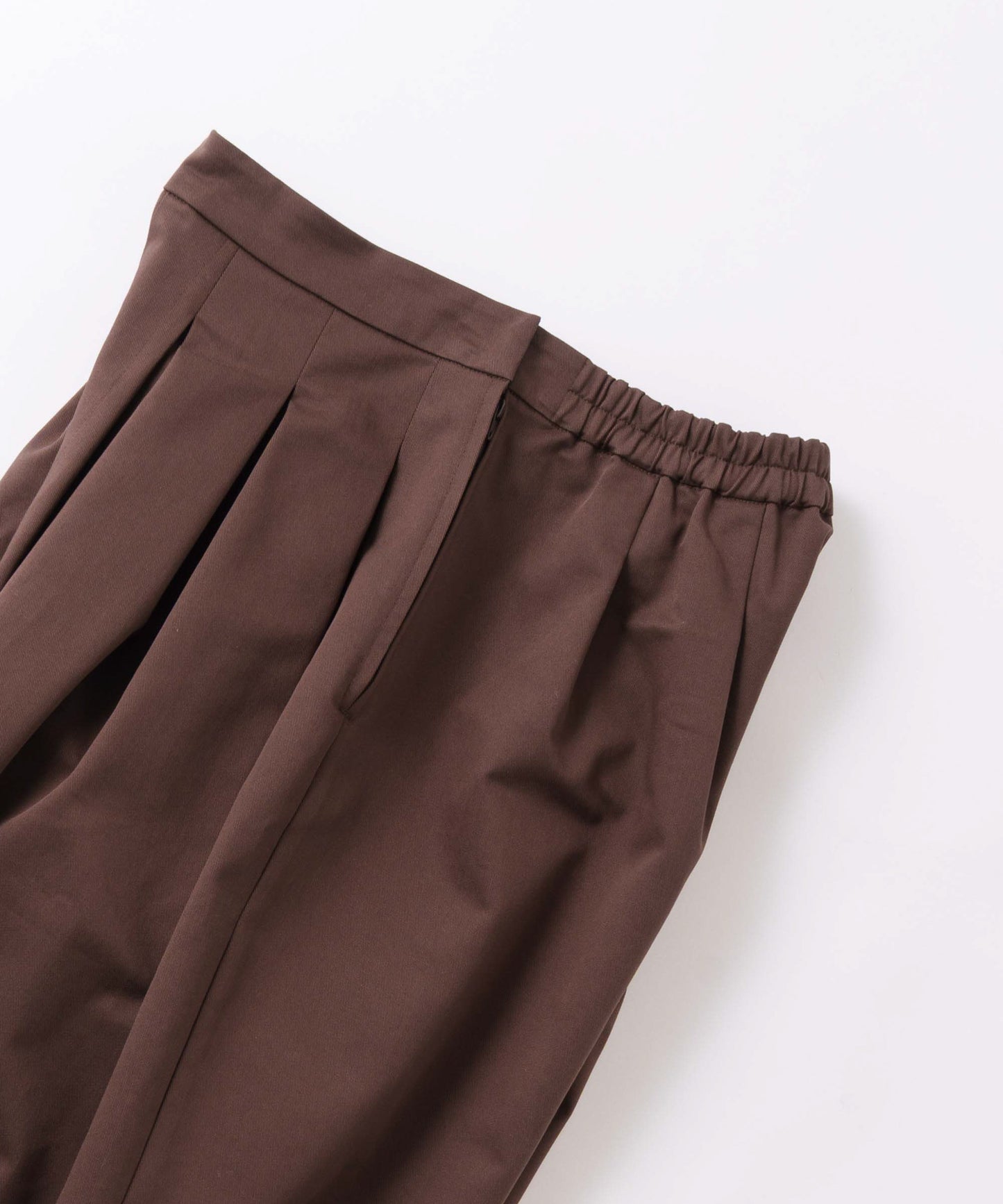 tuck design tapered pants / WHT26FPT4076