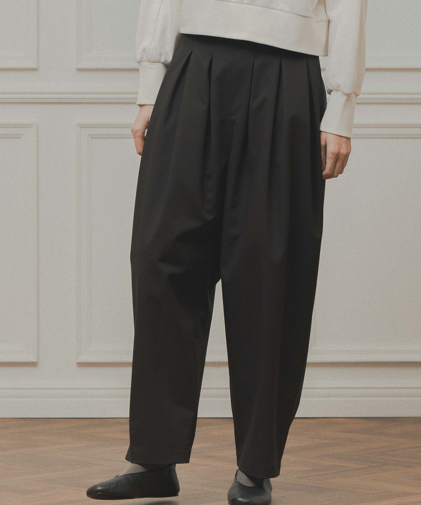 tuck design tapered pants / WHT26FPT4076