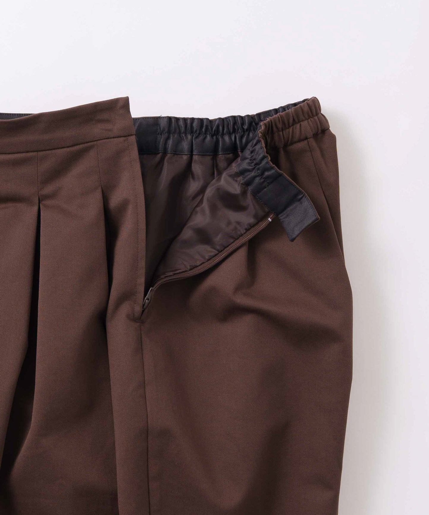 tuck design tapered pants / WHT26FPT4076