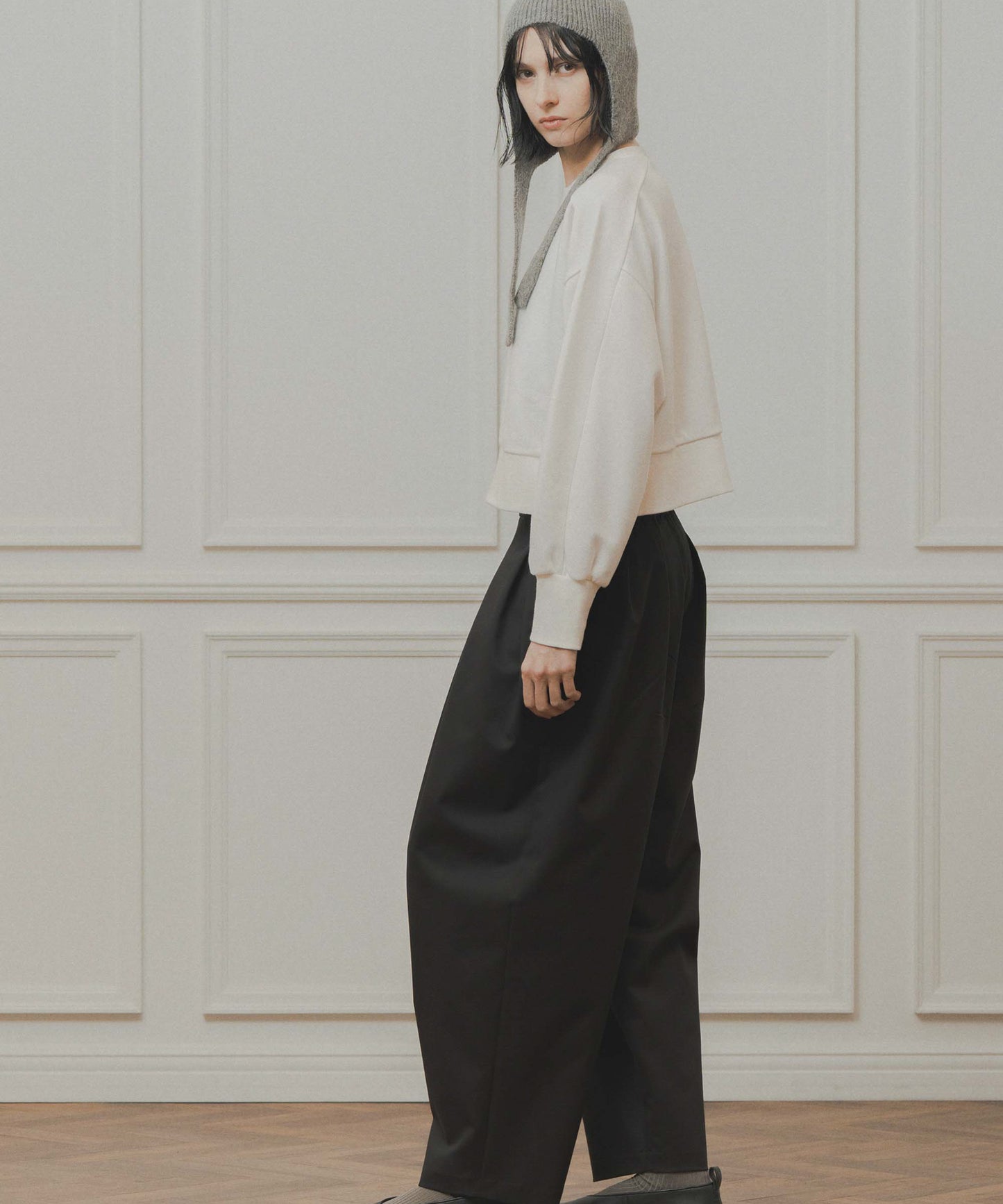 tuck design tapered pants / WHT26FPT4076