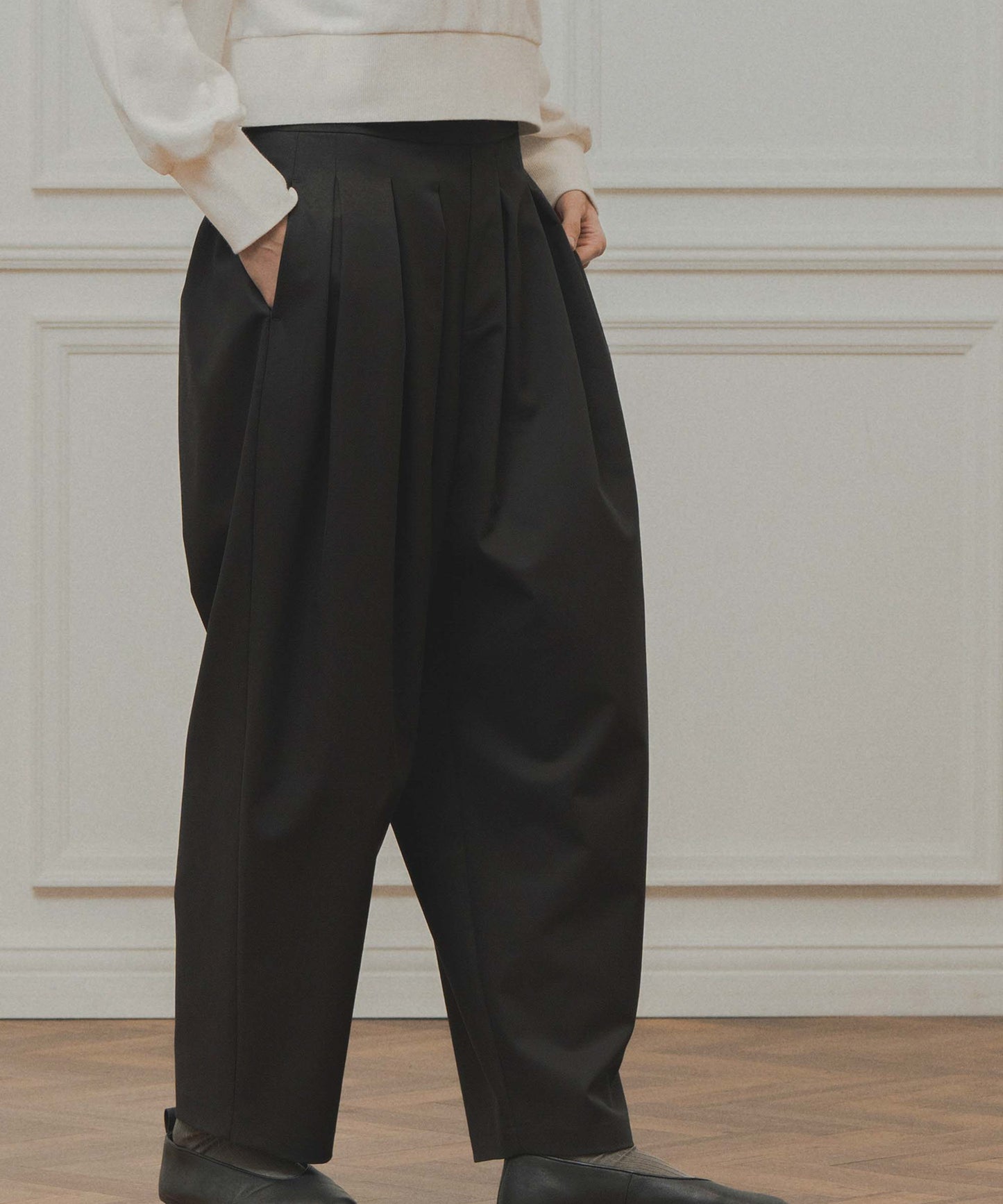 tuck design tapered pants / WHT26FPT4076