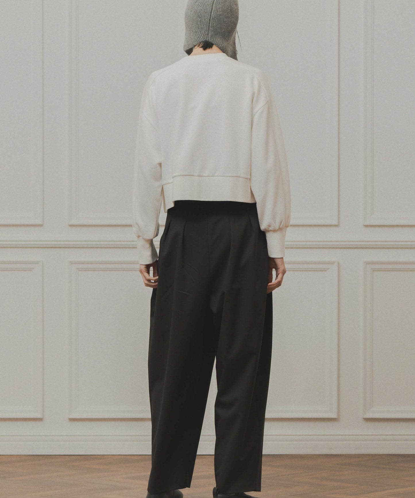 tuck design tapered pants / WHT26FPT4076