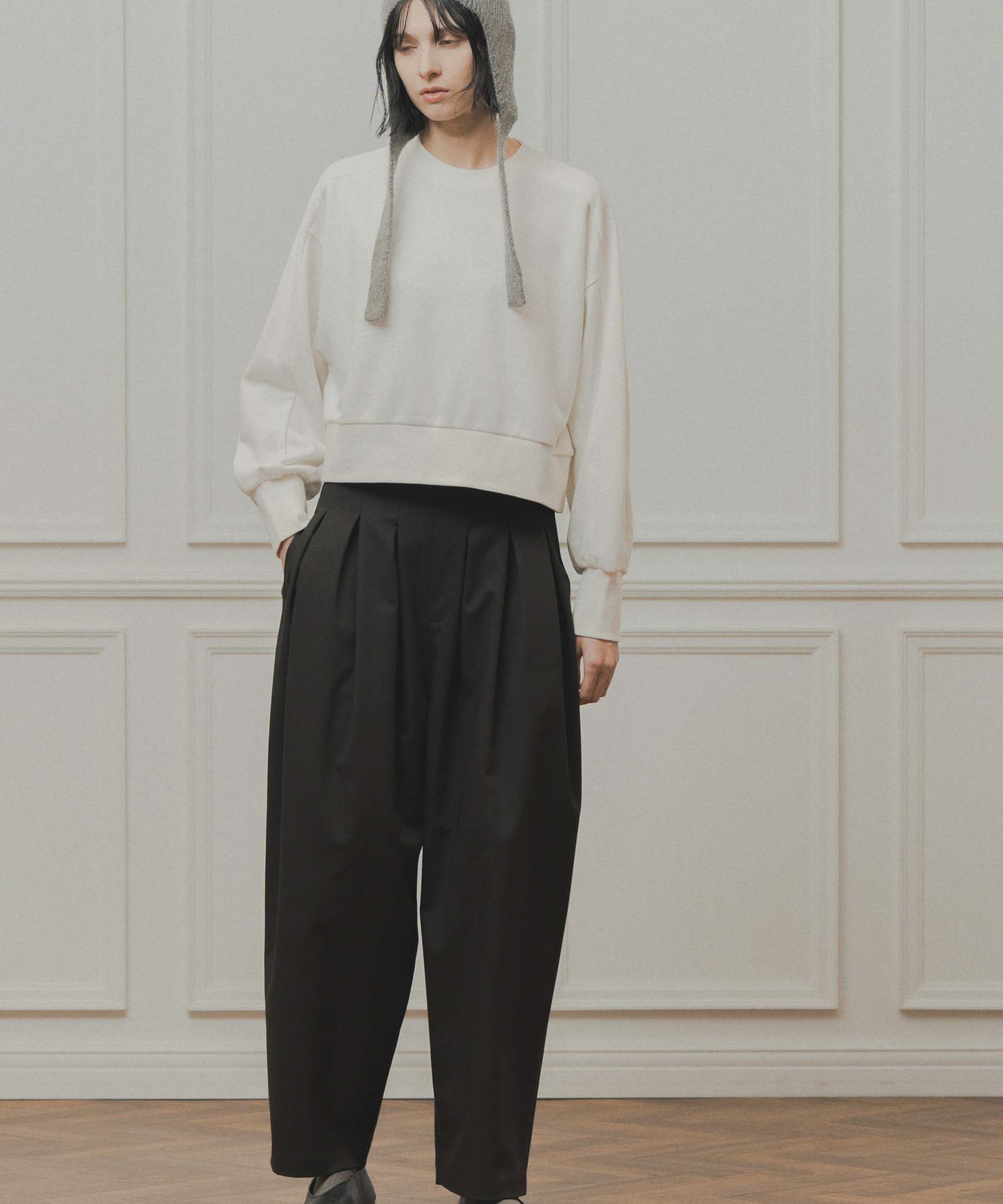 tuck design tapered pants / WHT26FPT4076