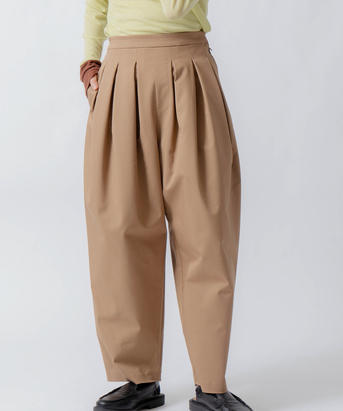 tuck design tapered pants / WHT26FPT4076