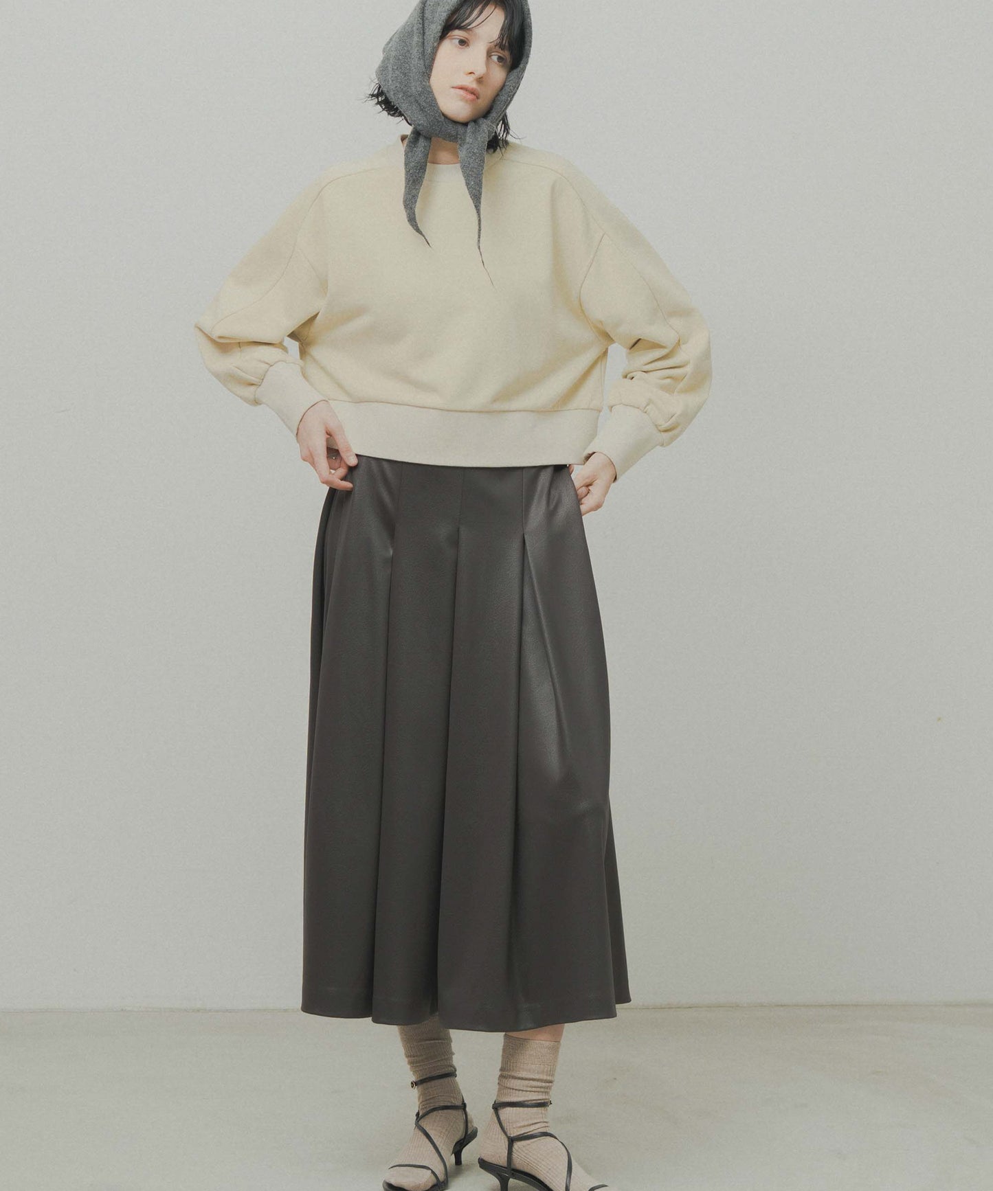 leather like pleats pants / WHT26FPT4078