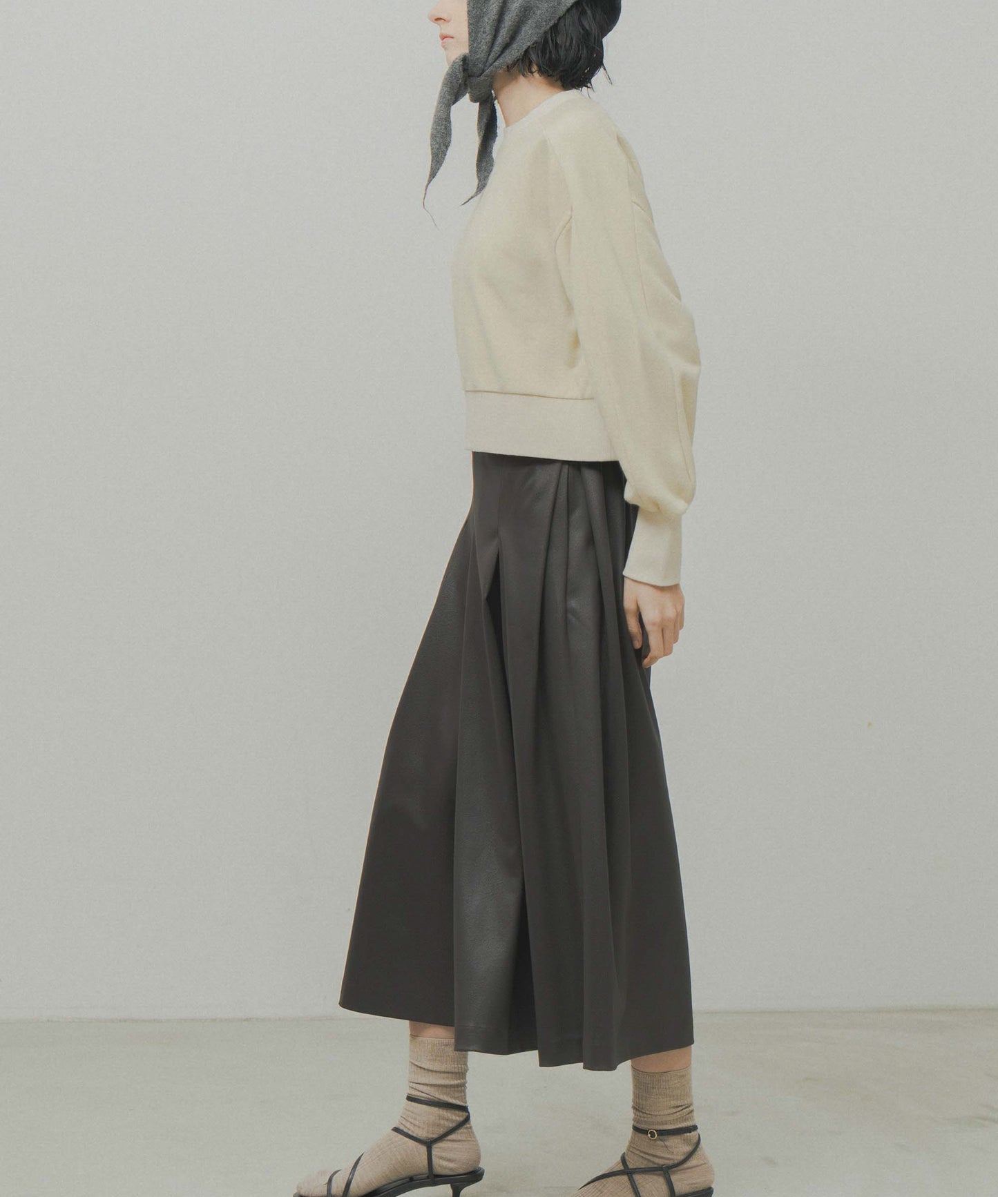 leather like pleats pants / WHT26FPT4078