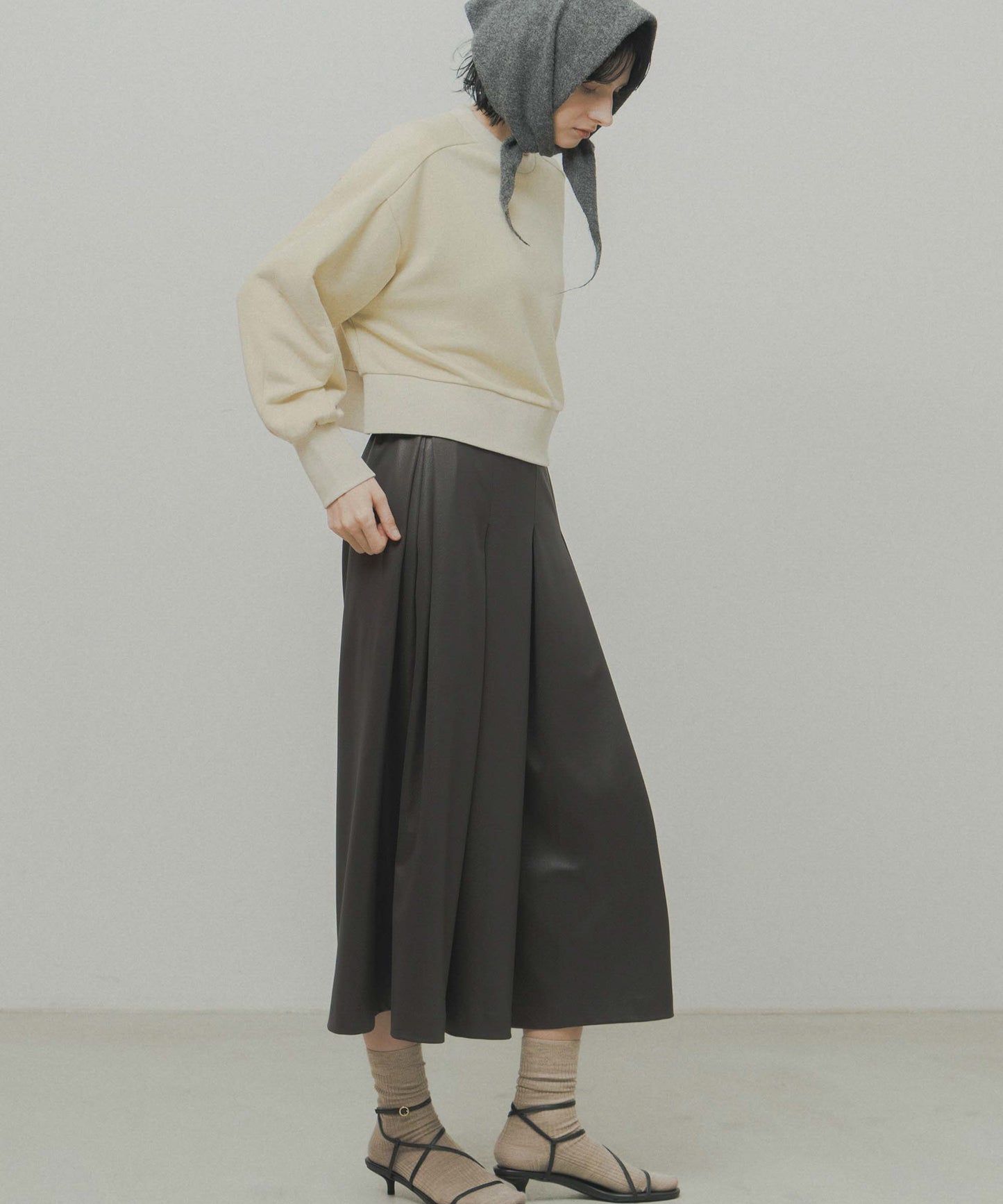leather like pleats pants / WHT26FPT4078