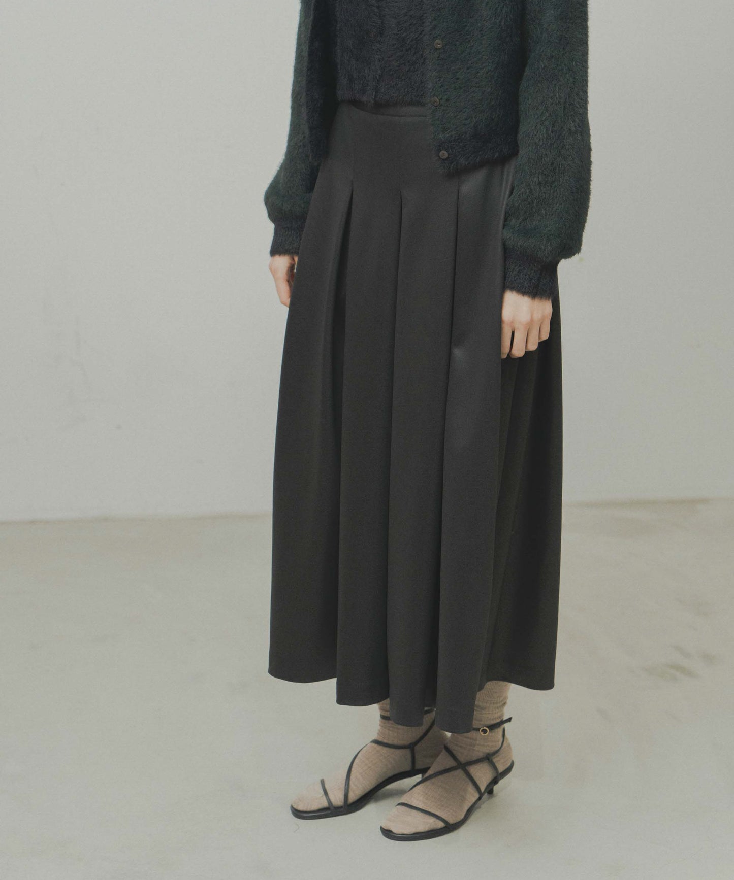 leather like pleats pants / WHT26FPT4078