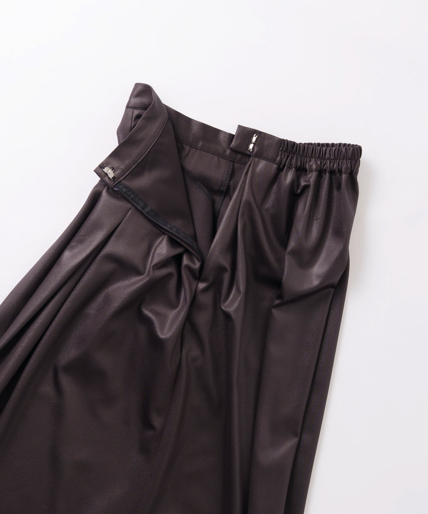 leather like pleats pants / WHT26FPT4078