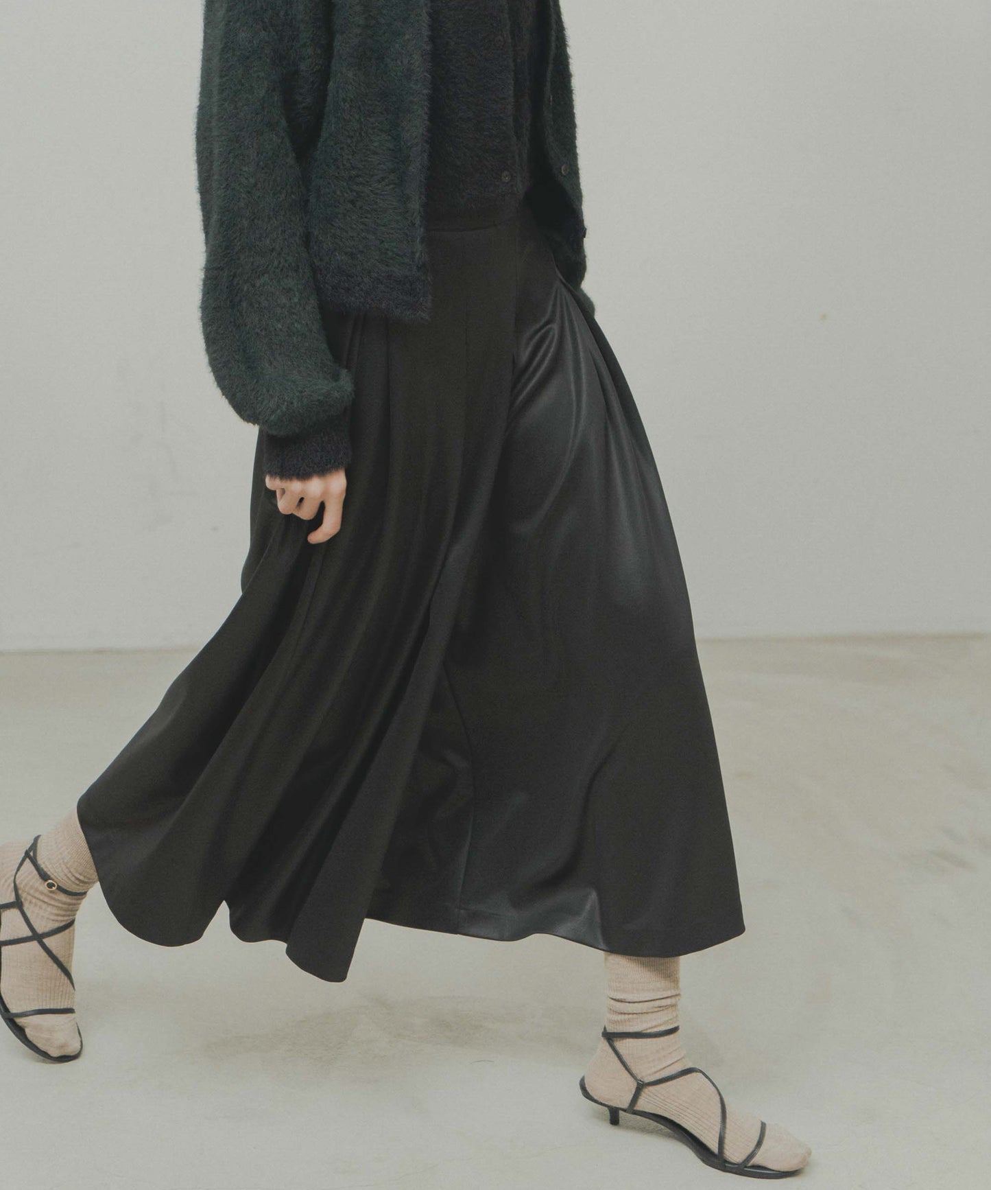 leather like pleats pants / WHT26FPT4078