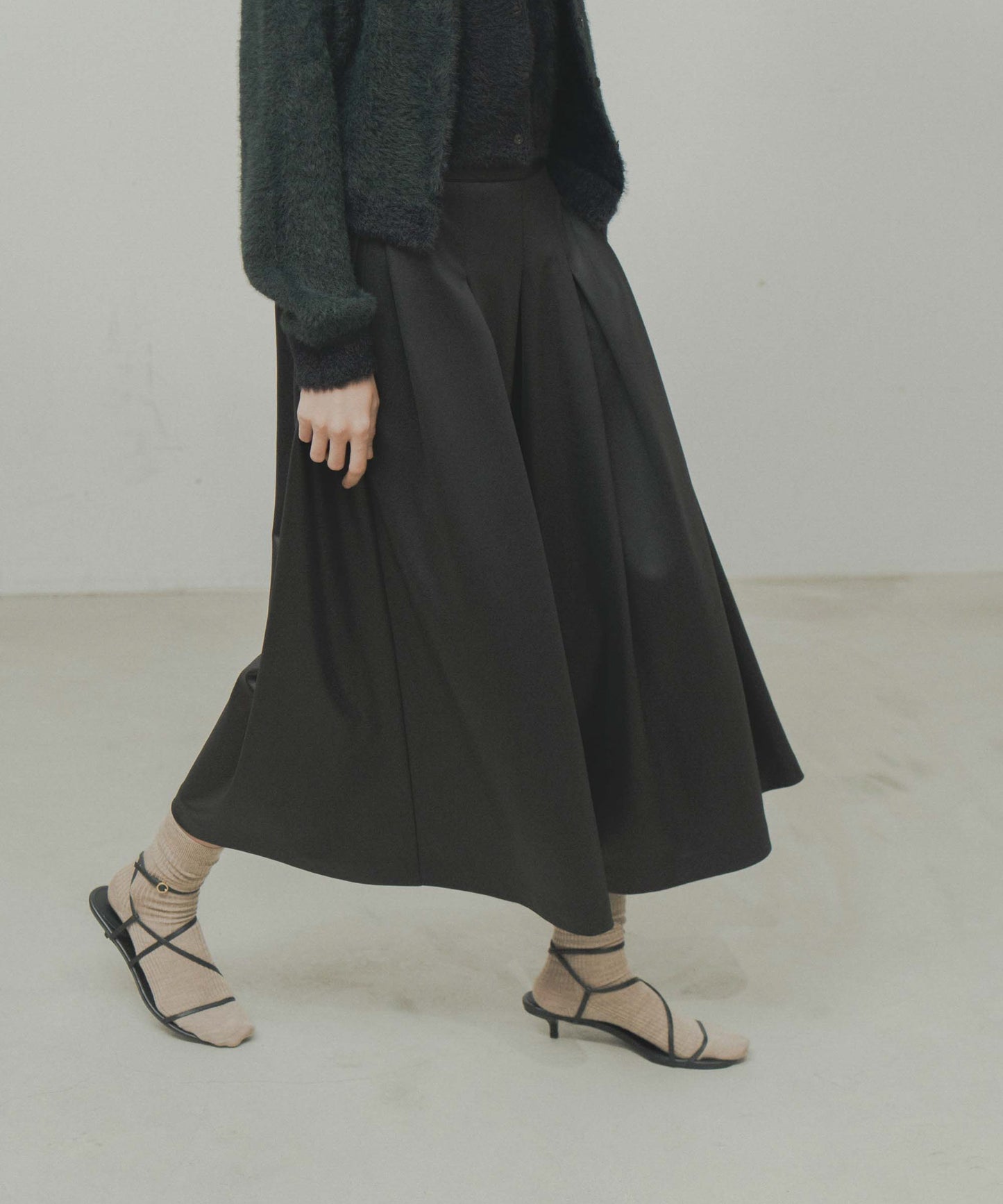leather like pleats pants / WHT26FPT4078