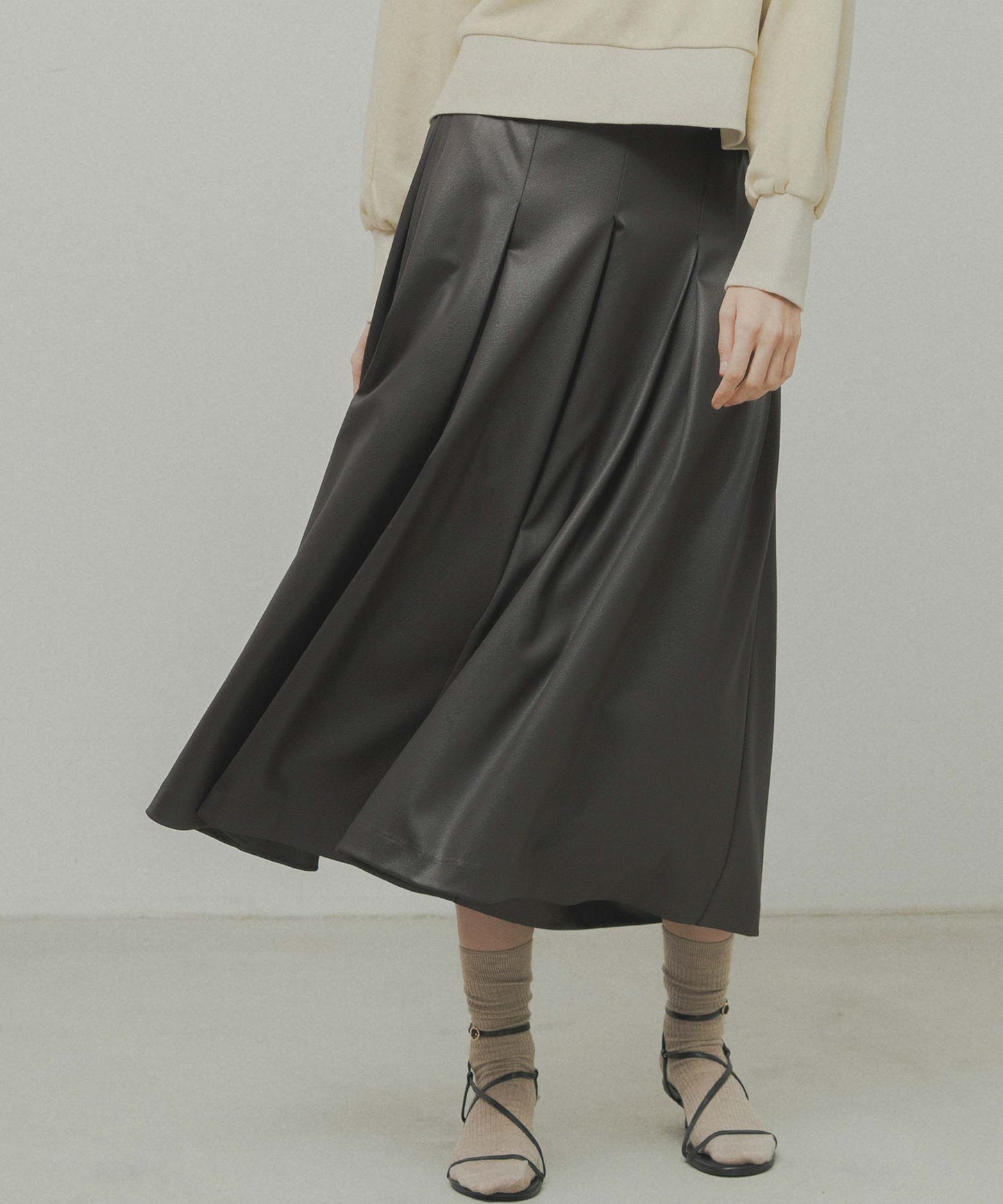 leather like pleats pants / WHT26FPT4078