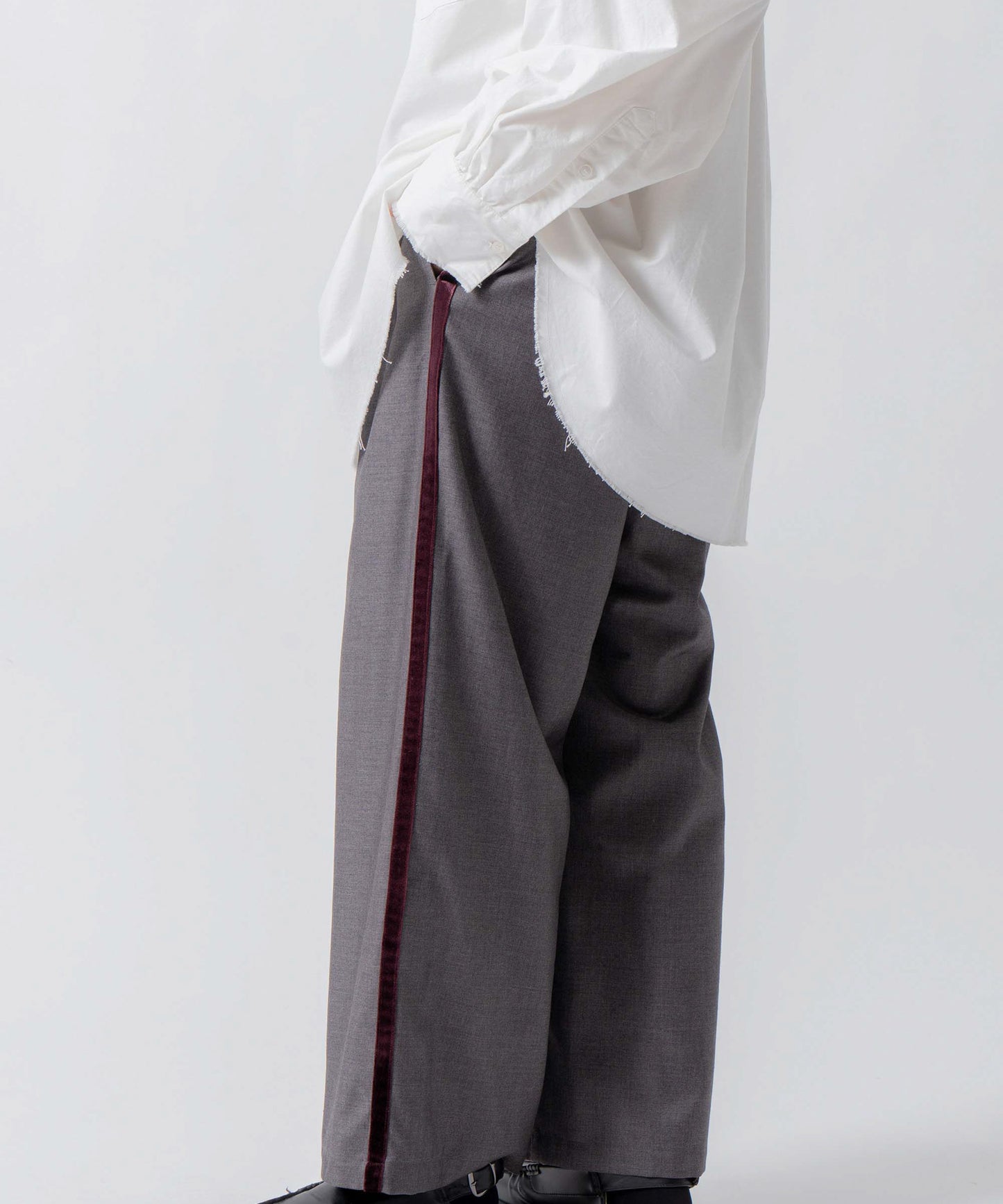 side velour line pants / WHT26FPT4079