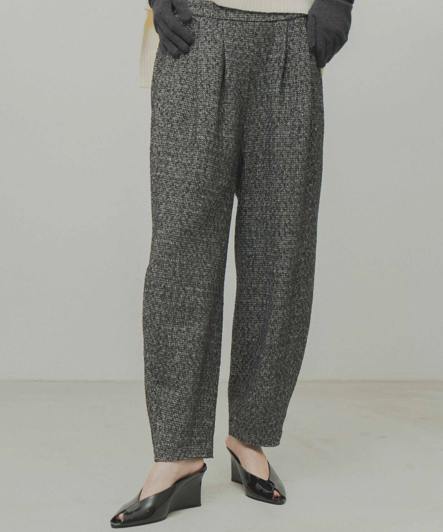 tweed tapered pants / WHT26FPT4082