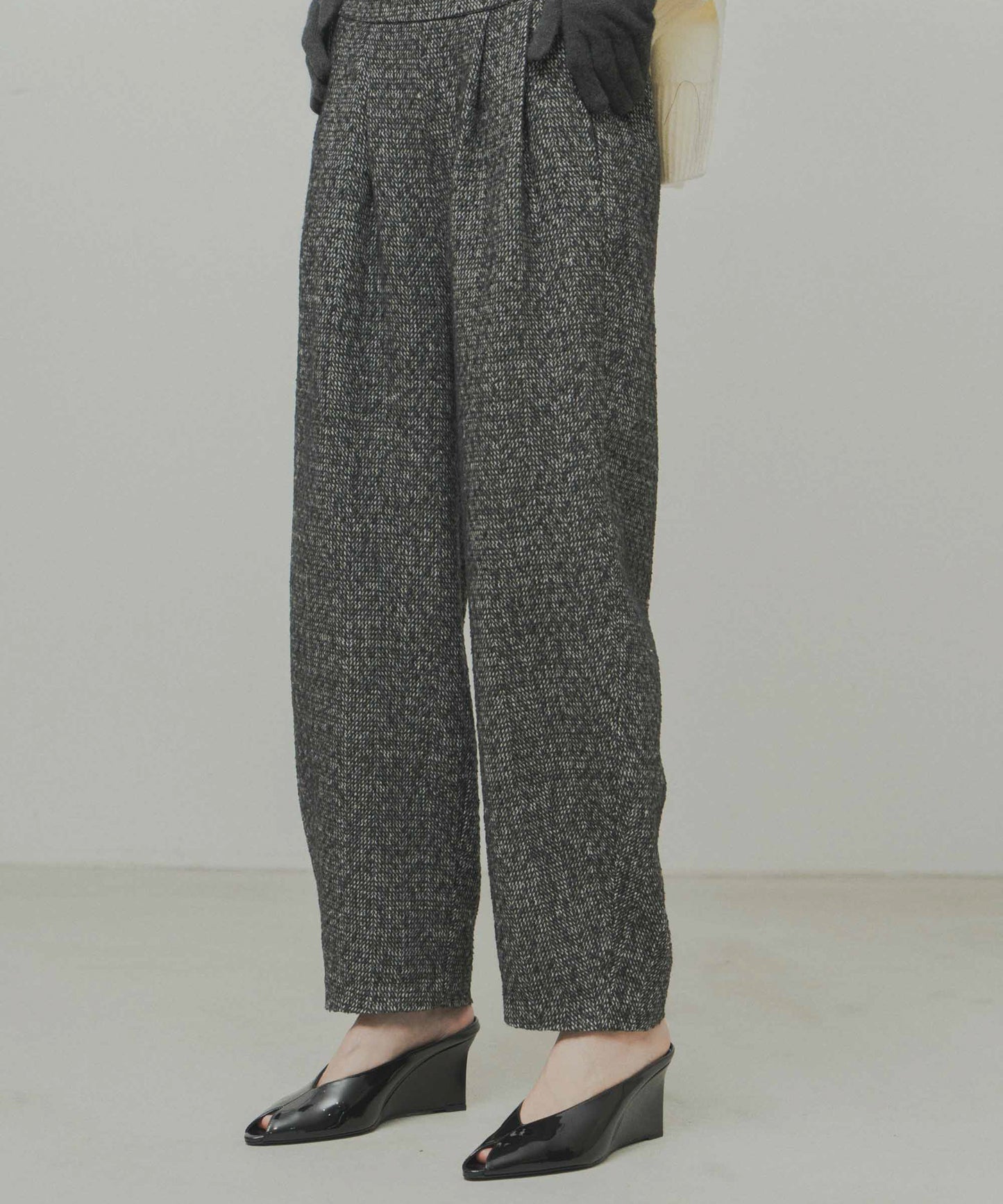 tweed tapered pants / WHT26FPT4082