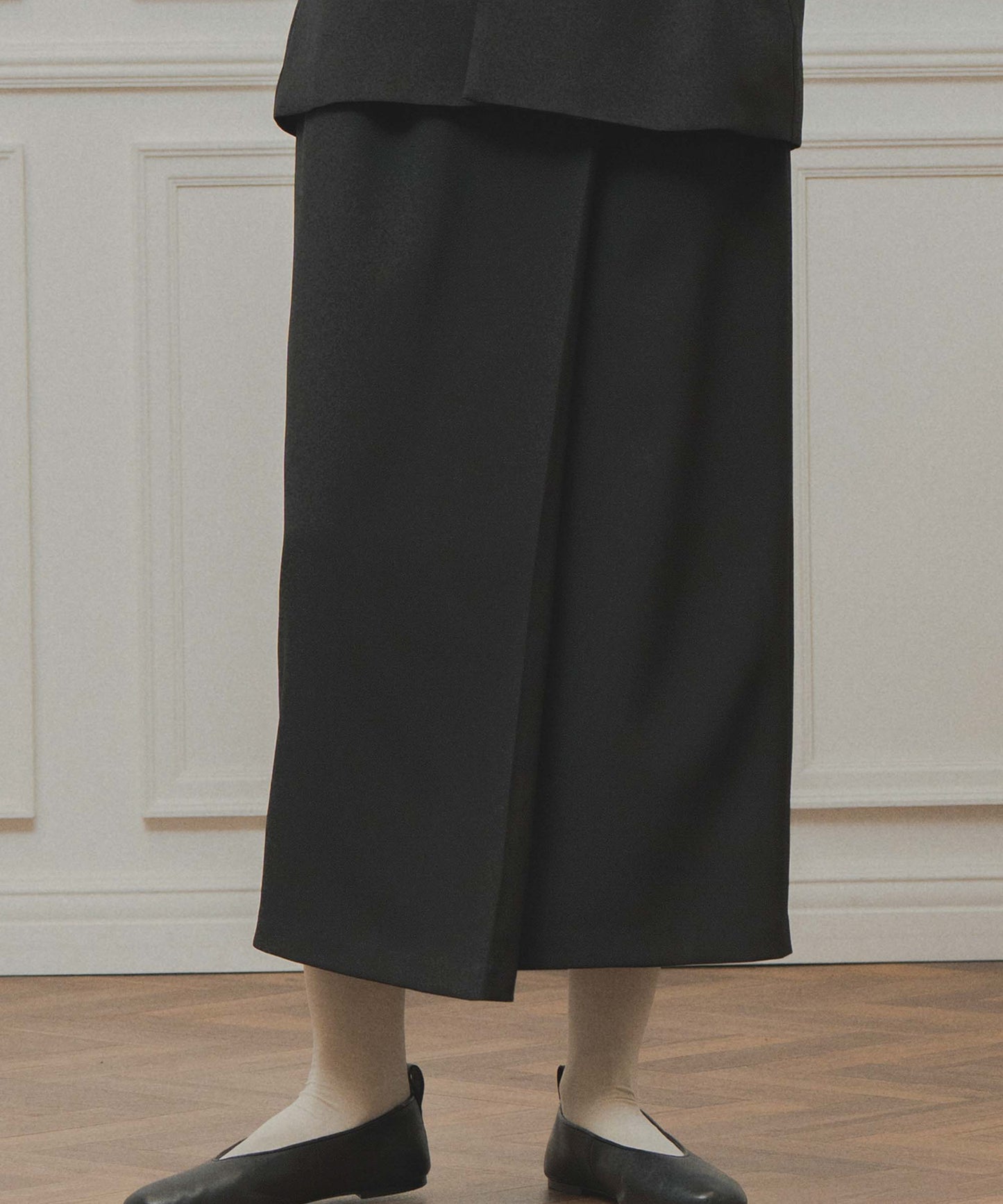asymmetry tuck skirt / WHT26FSK4033
