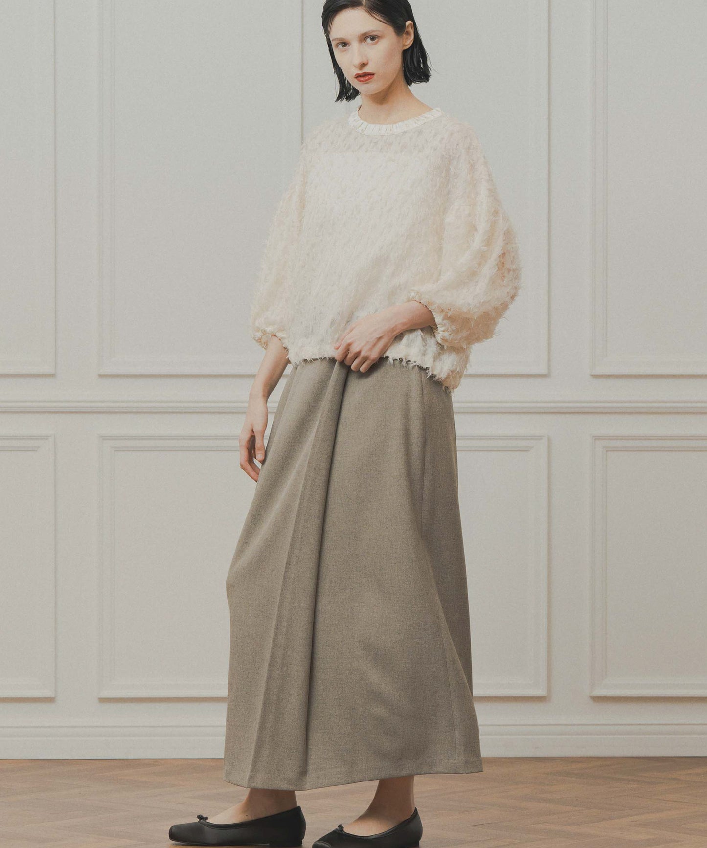 asymmetry tuck skirt / WHT26FSK4033