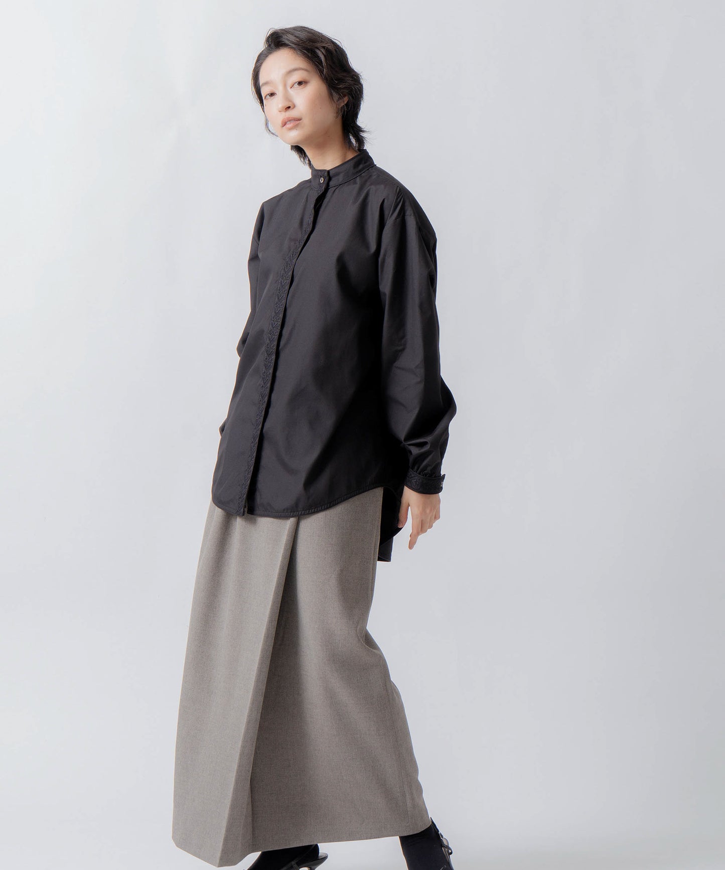 asymmetry tuck skirt / WHT26FSK4033