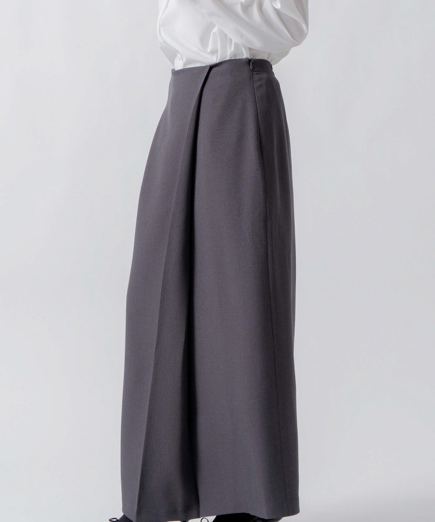 asymmetry tuck skirt / WHT26FSK4033