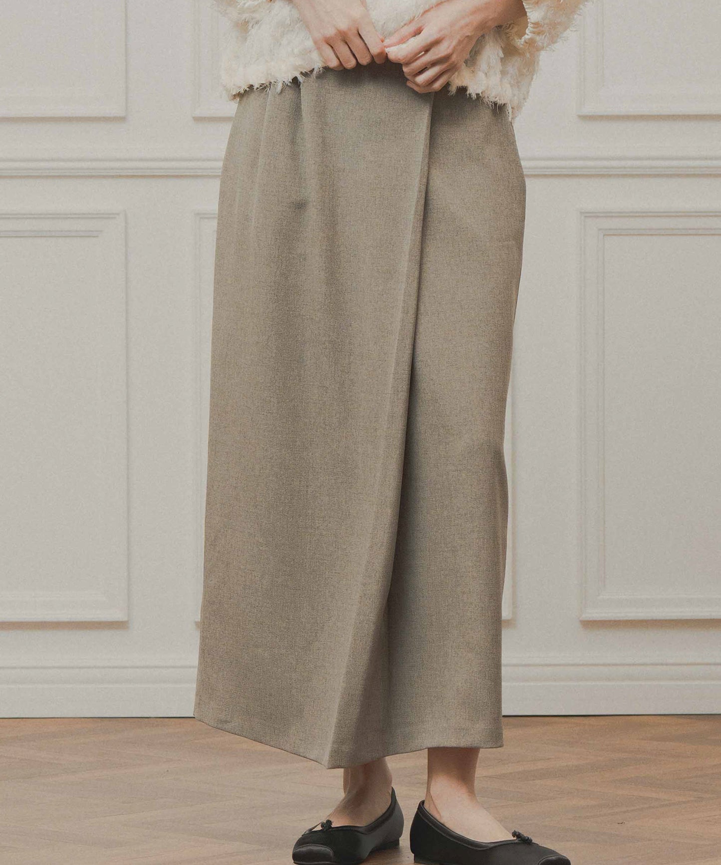 asymmetry tuck skirt / WHT26FSK4033